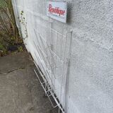 Newspaper and magazine display