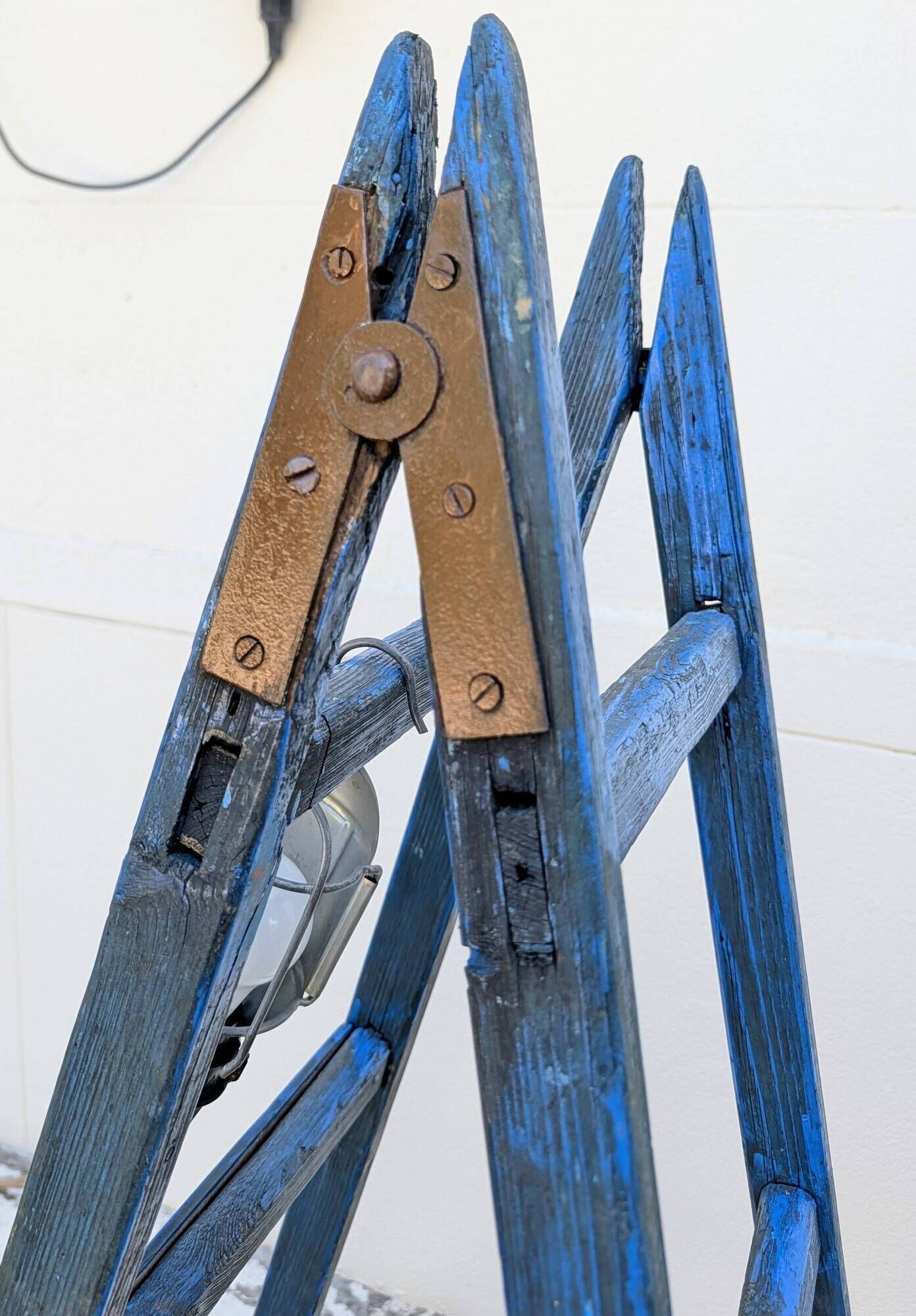 Old electric blue scale