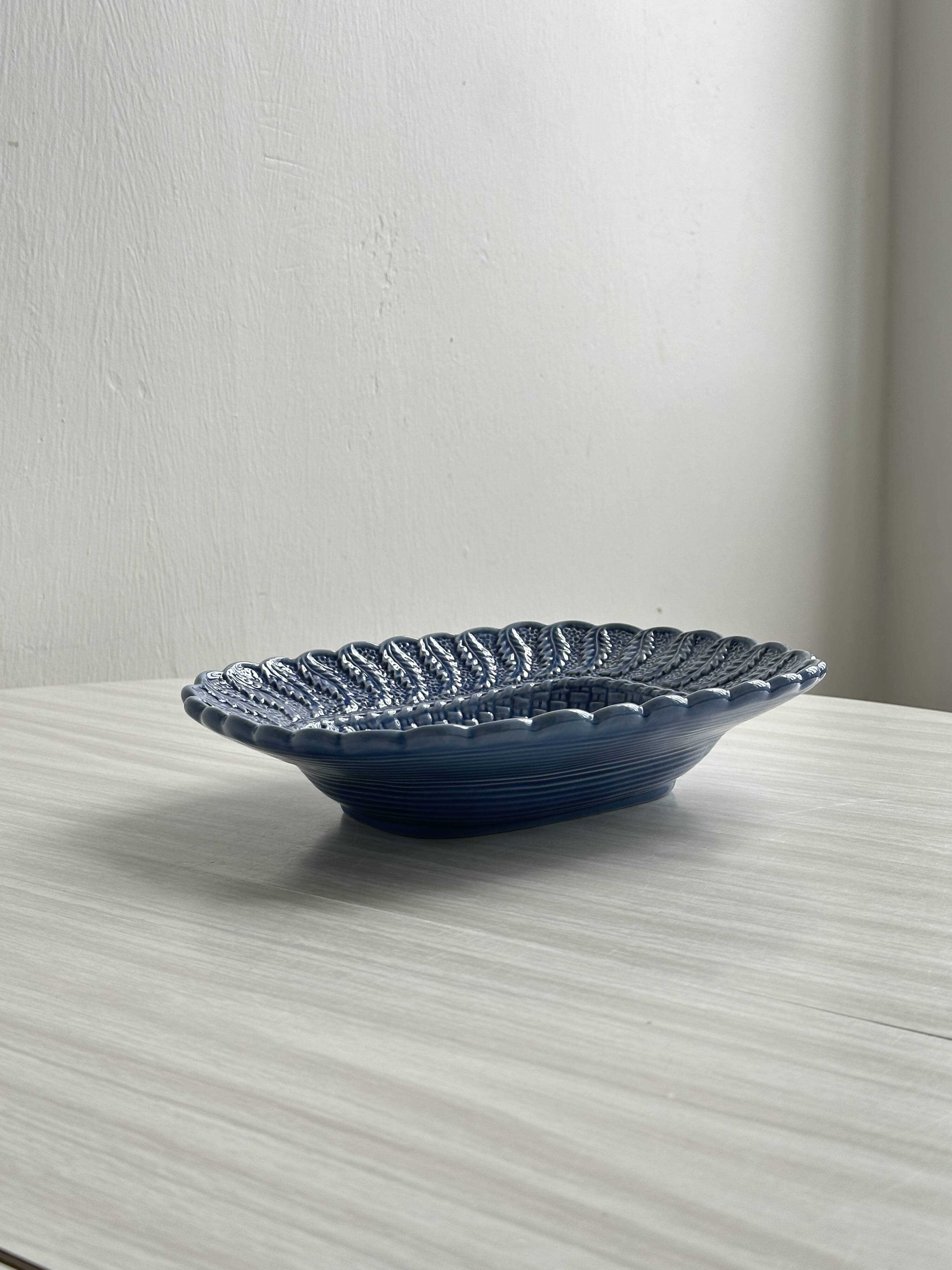Plat en céramique bleu.
