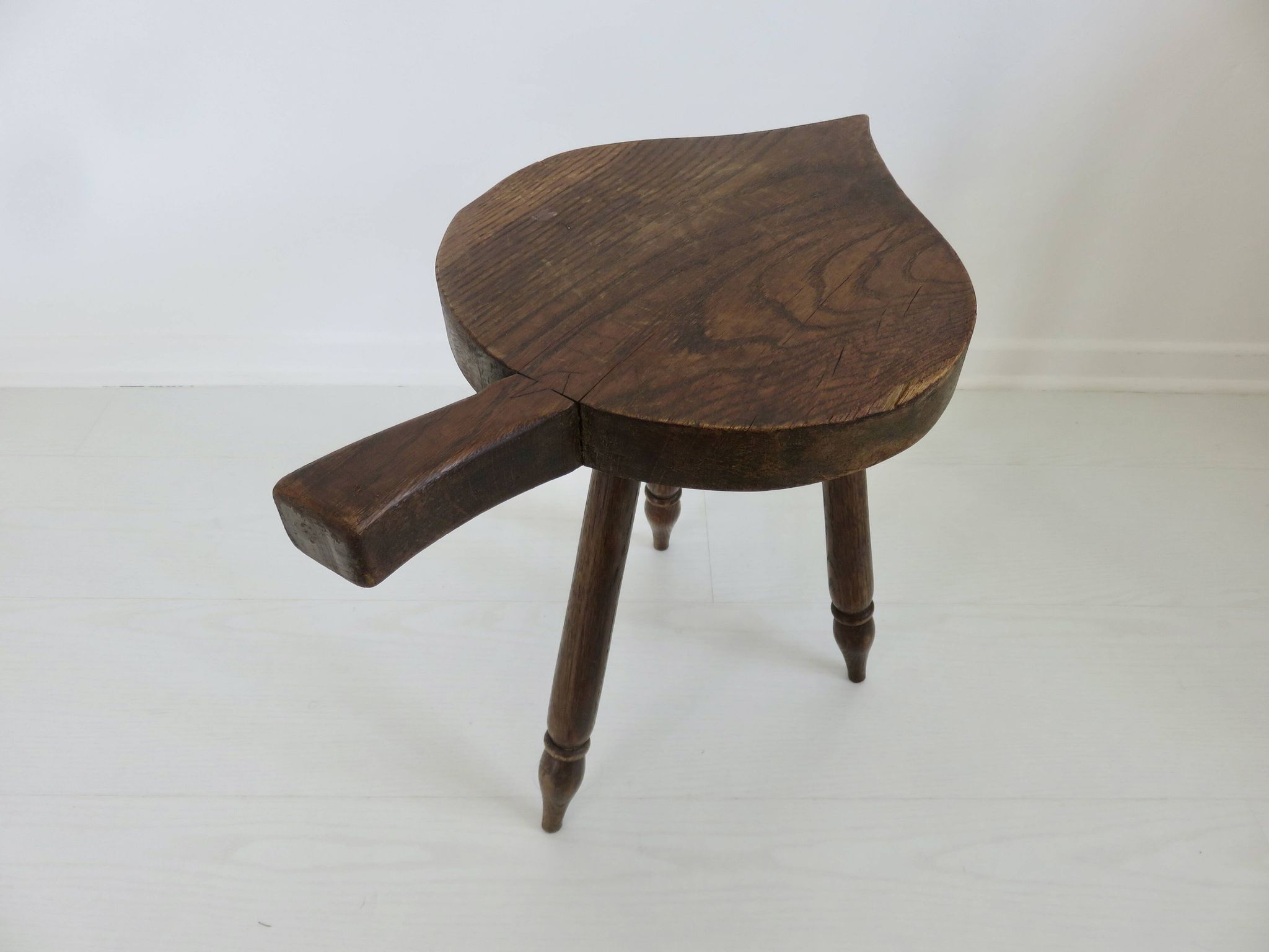 Tabouret brutaliste en bois massif