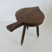 Tabouret brutaliste en bois massif
