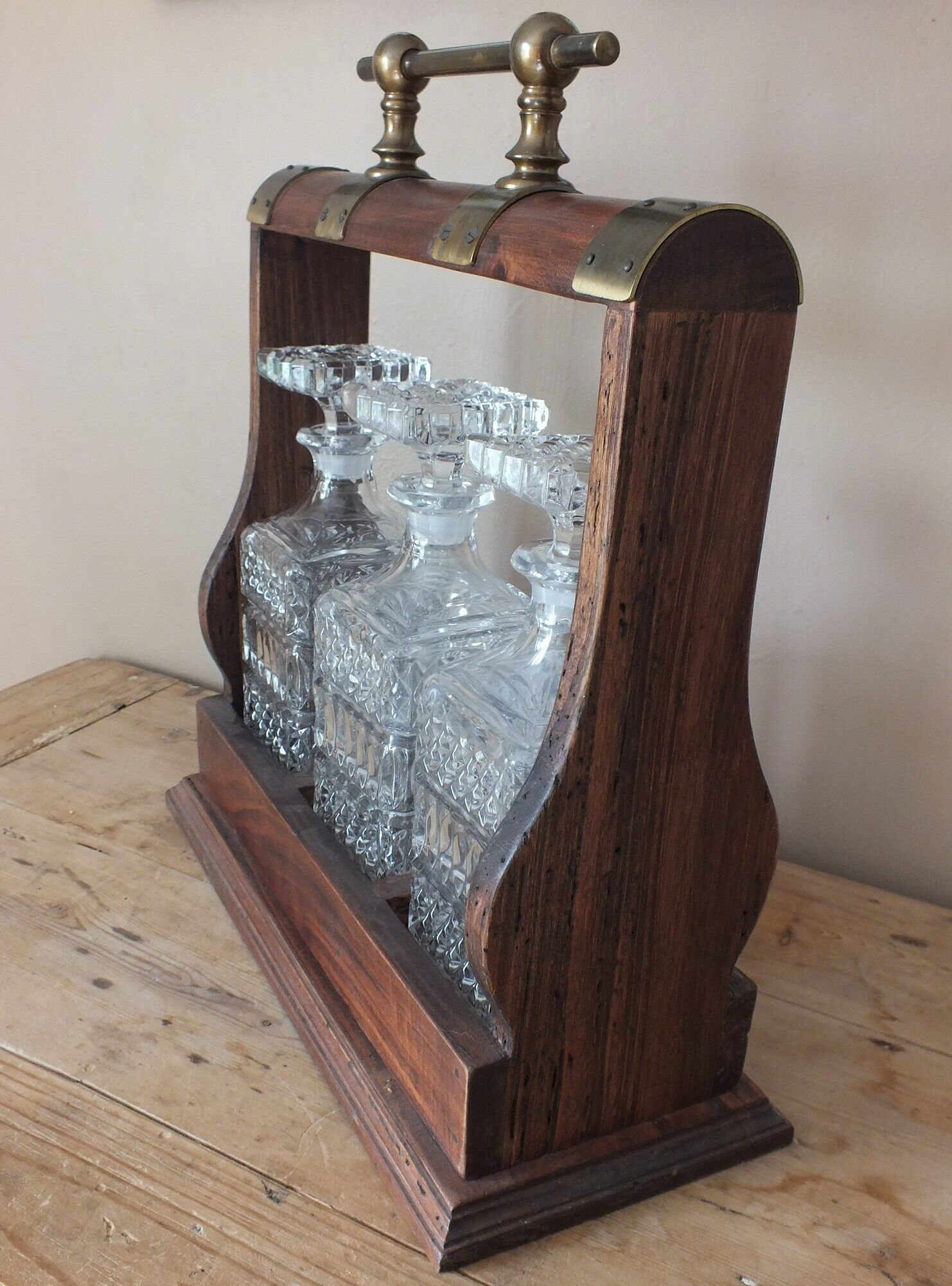 Tantalus - Bottle-carrying liquor cellar with 3 crystal decanters