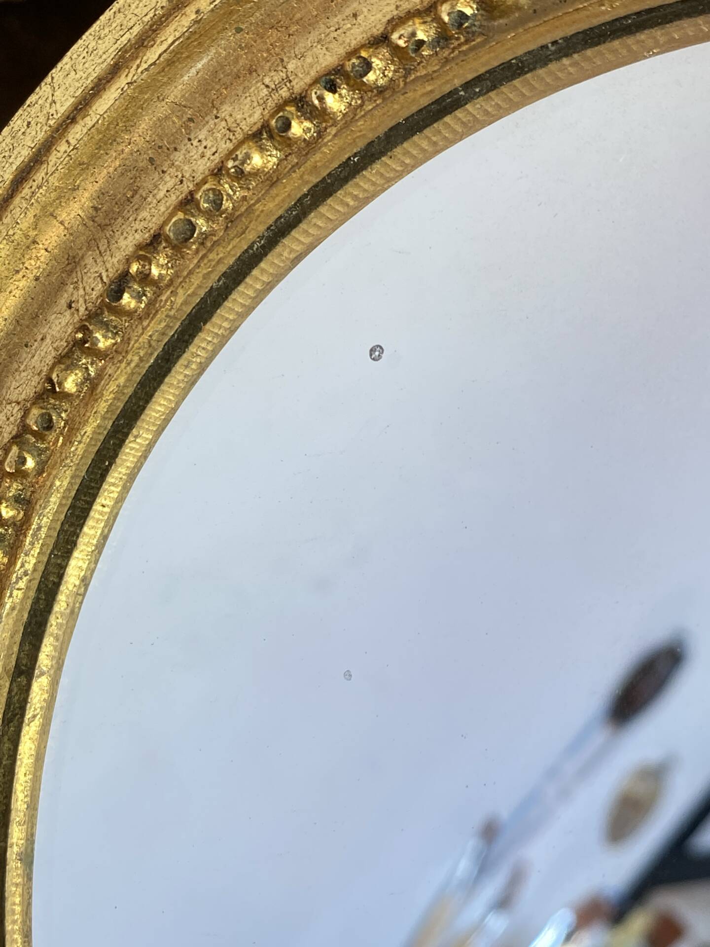 Miroir rond en bois de couleur dorée