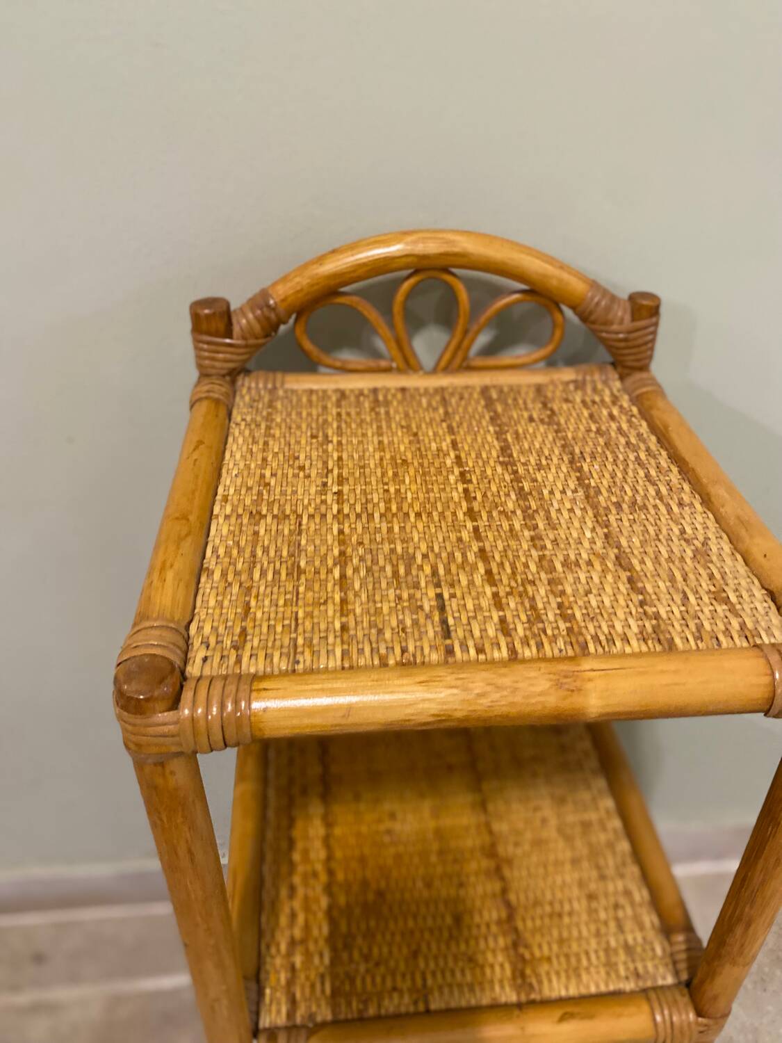 Petite étagère en rotin