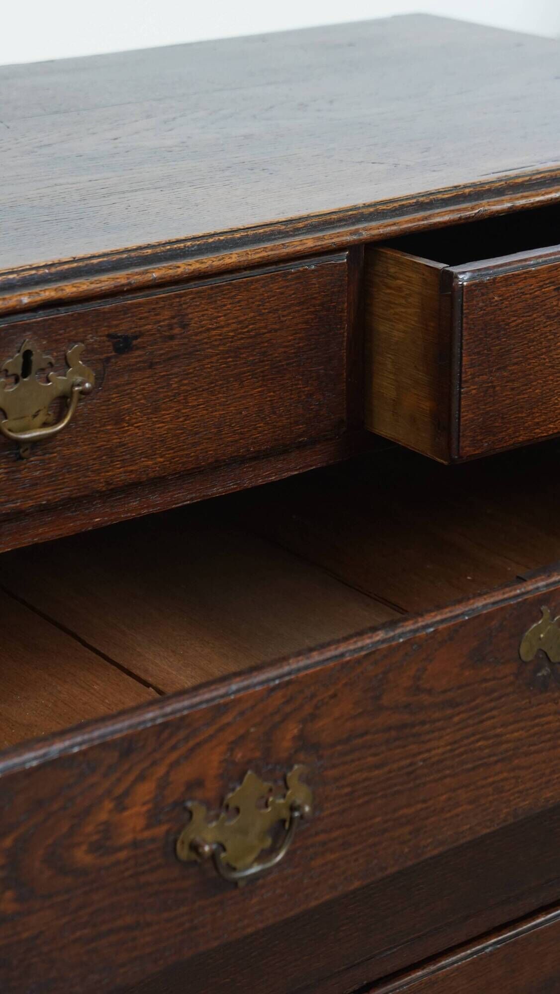 Antique 18th-Century English Oak Chest of Drawers / Commode with 5 Drawers