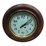 Ancienne pendule murale œil de bœuf hublot rond dans sa caisse en bois + balancier + clé