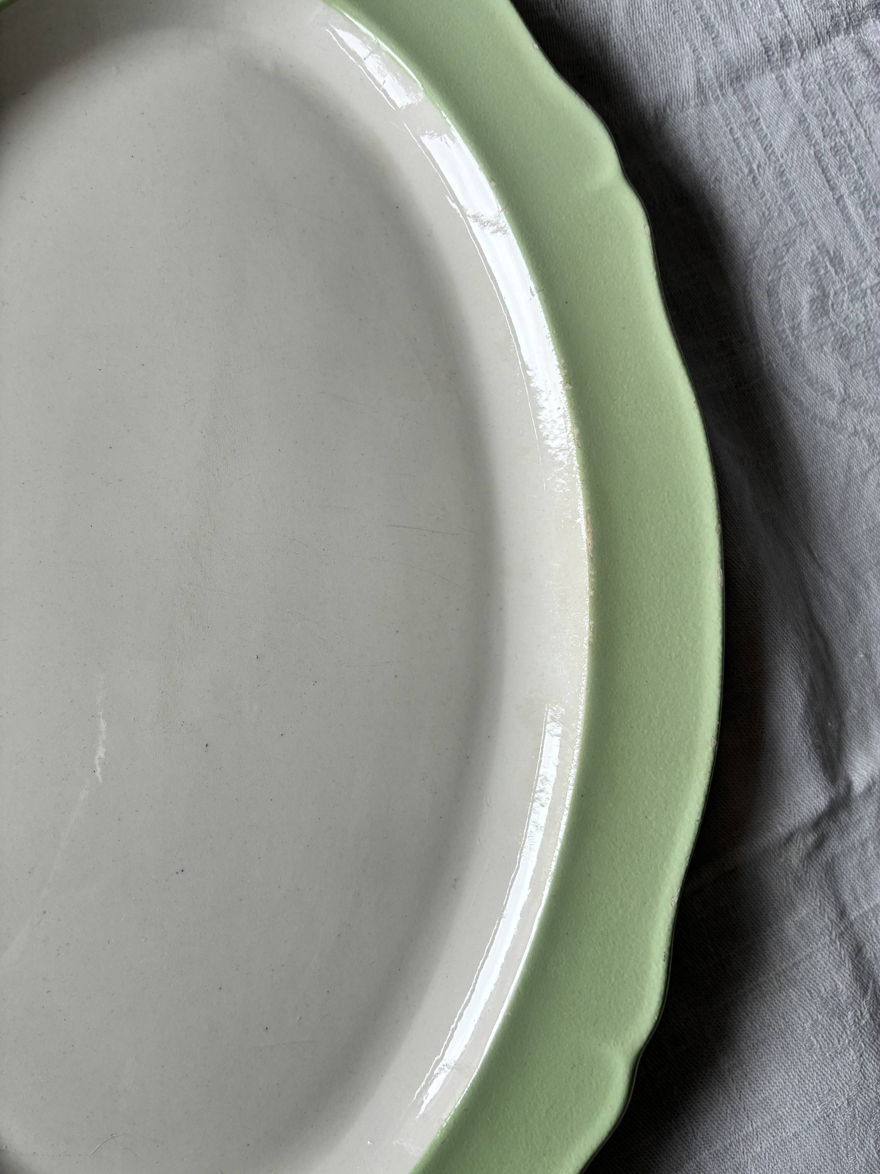Oval serving dish in earthenware.
