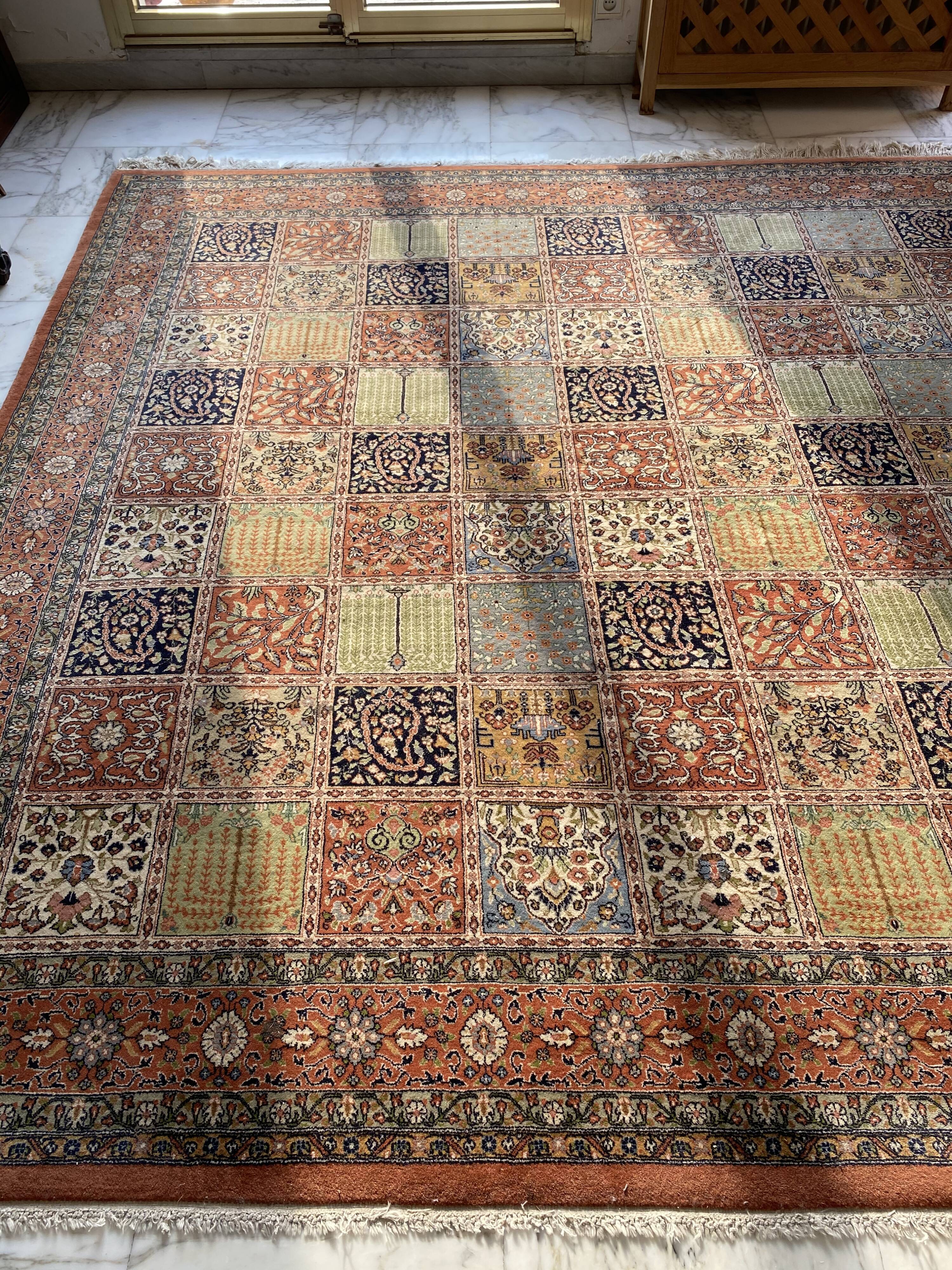 Patterned square carpet 252x252cm