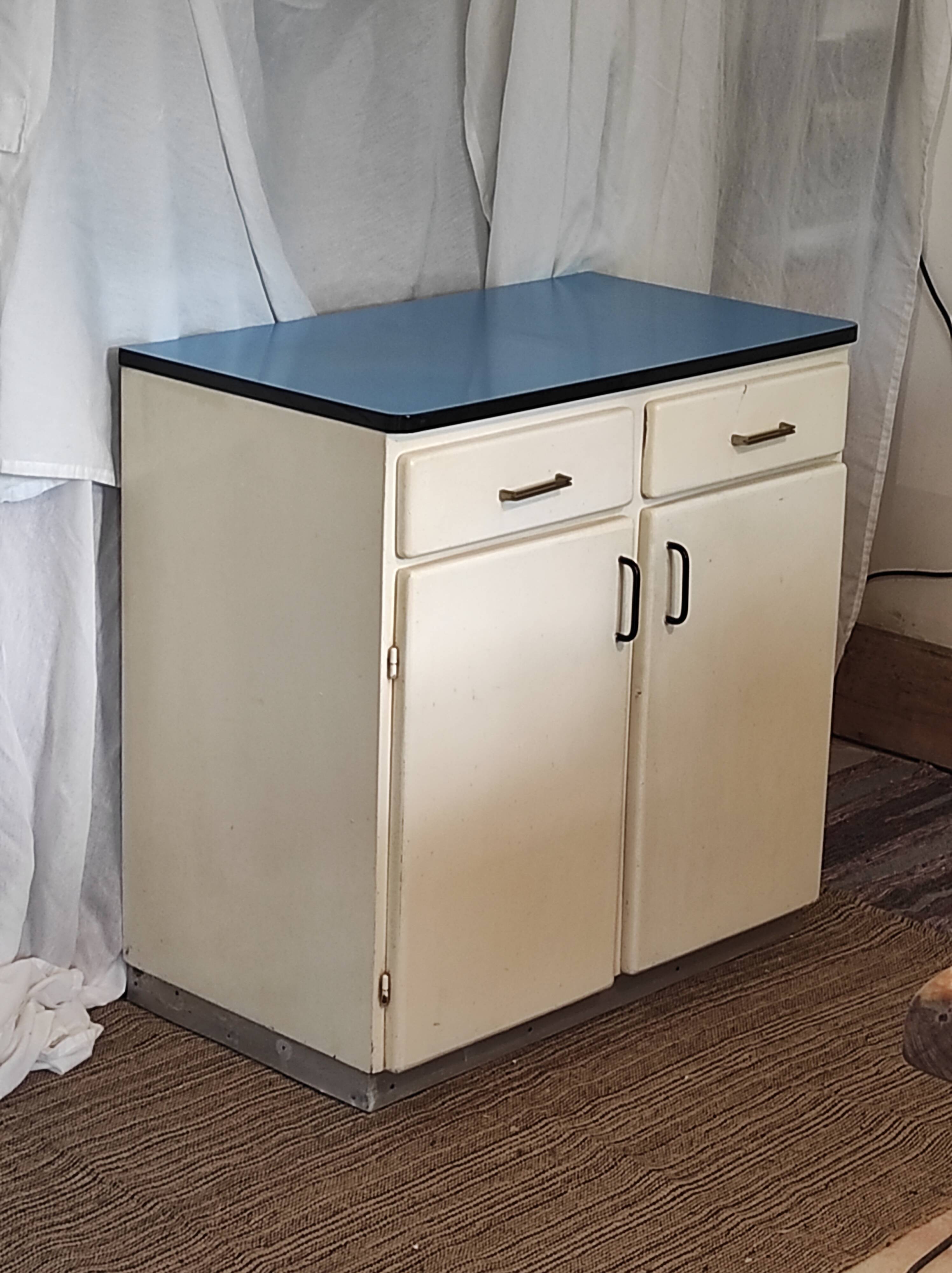 Mado furniture in blue formica two doors