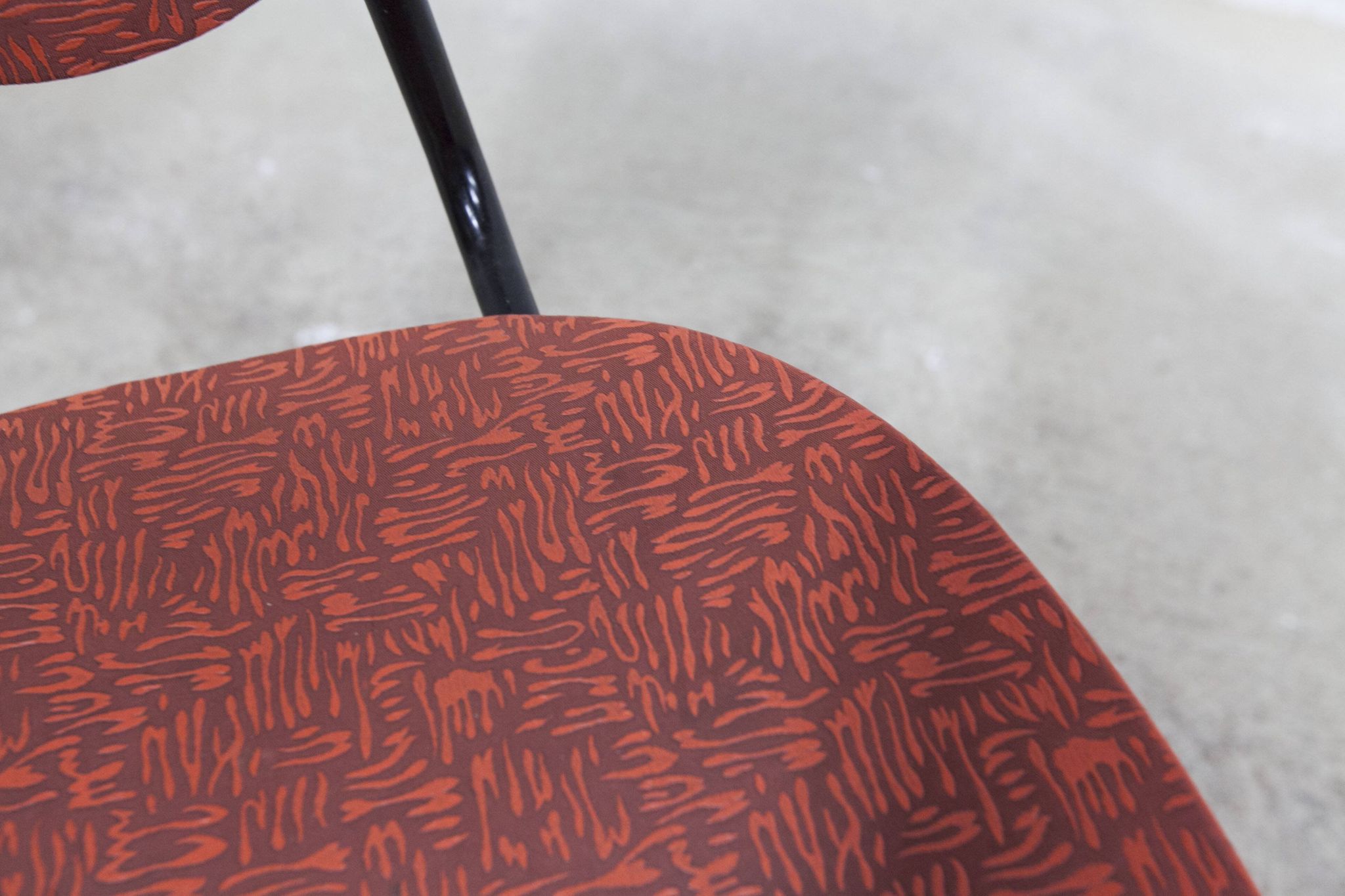 Vintage 70s chair in black lacquered metal and atypical red vinyl