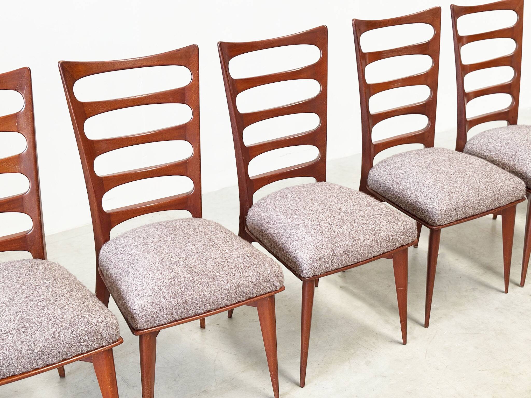 Ensemble de six chaises de salle à manger par Gaston Poisson