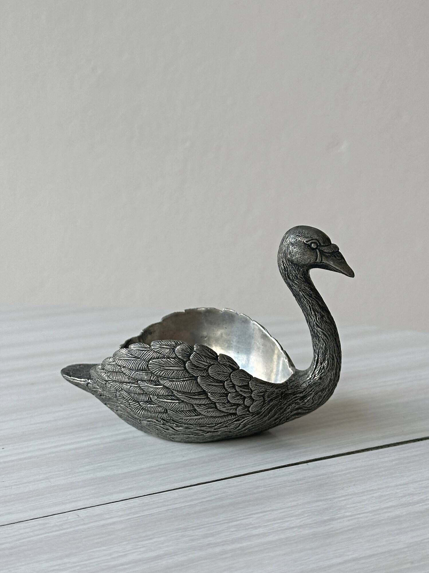 Swan catchall – Small swan-shaped dish in silver-plated metal