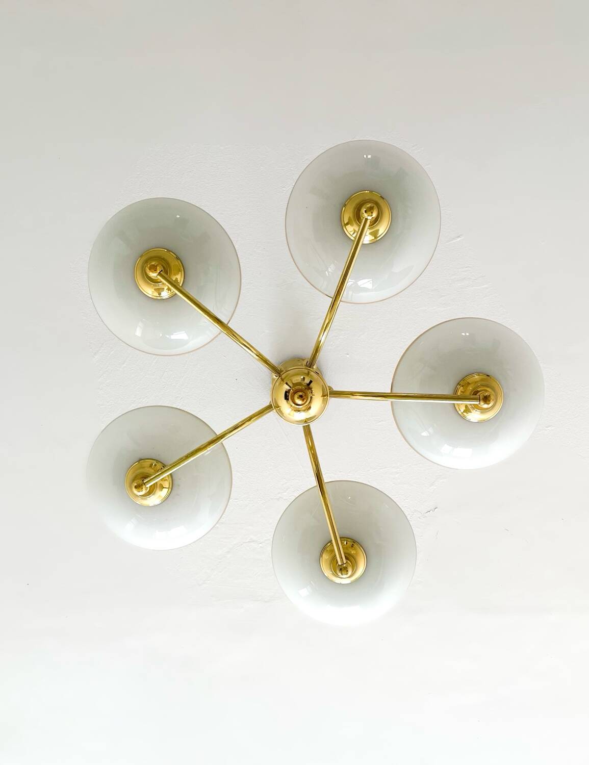 Lustre vintage en laiton & verre opalin – 5 branches – 60 × 54 cm