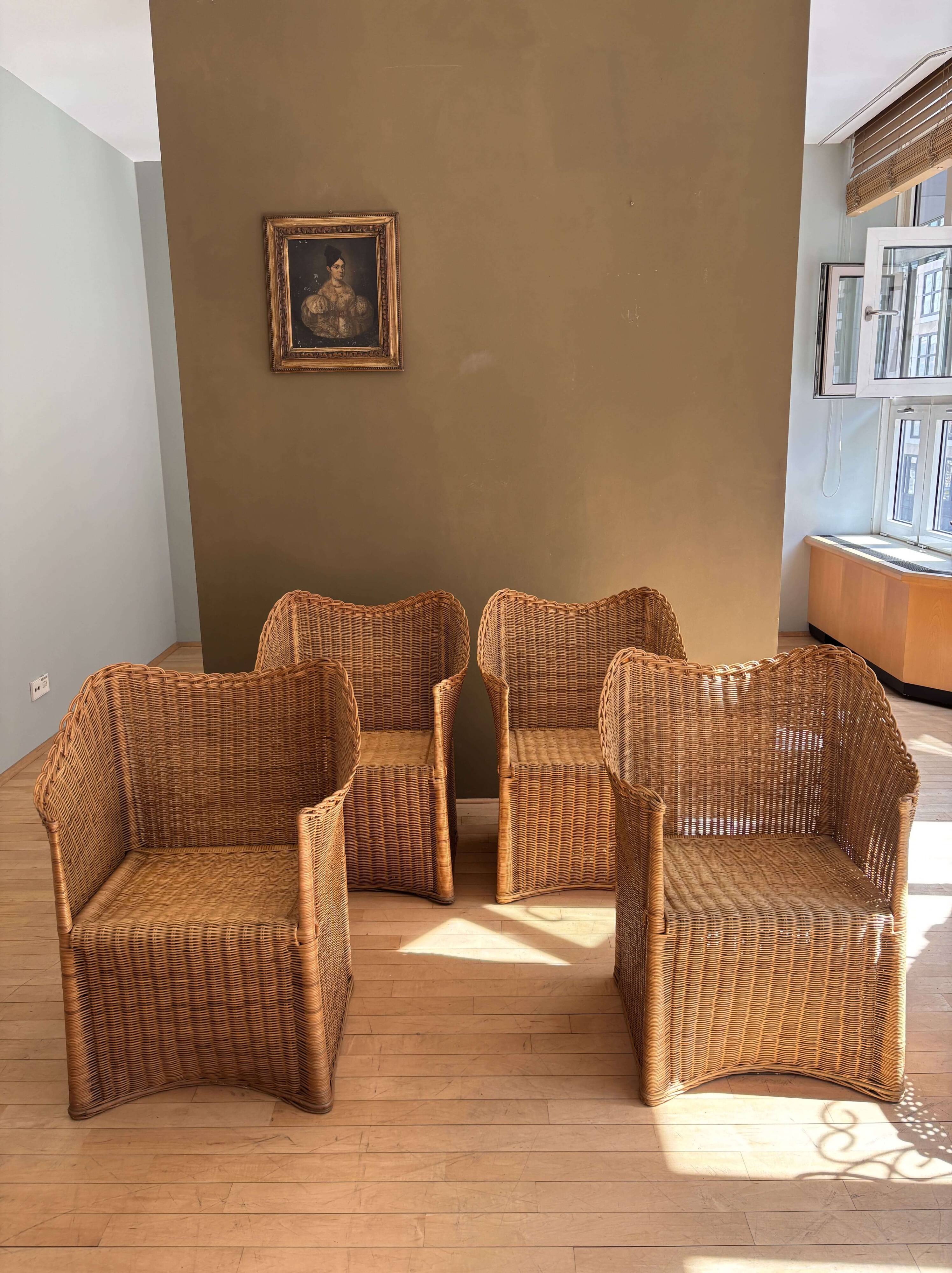 4 chaises modernistes en rotin