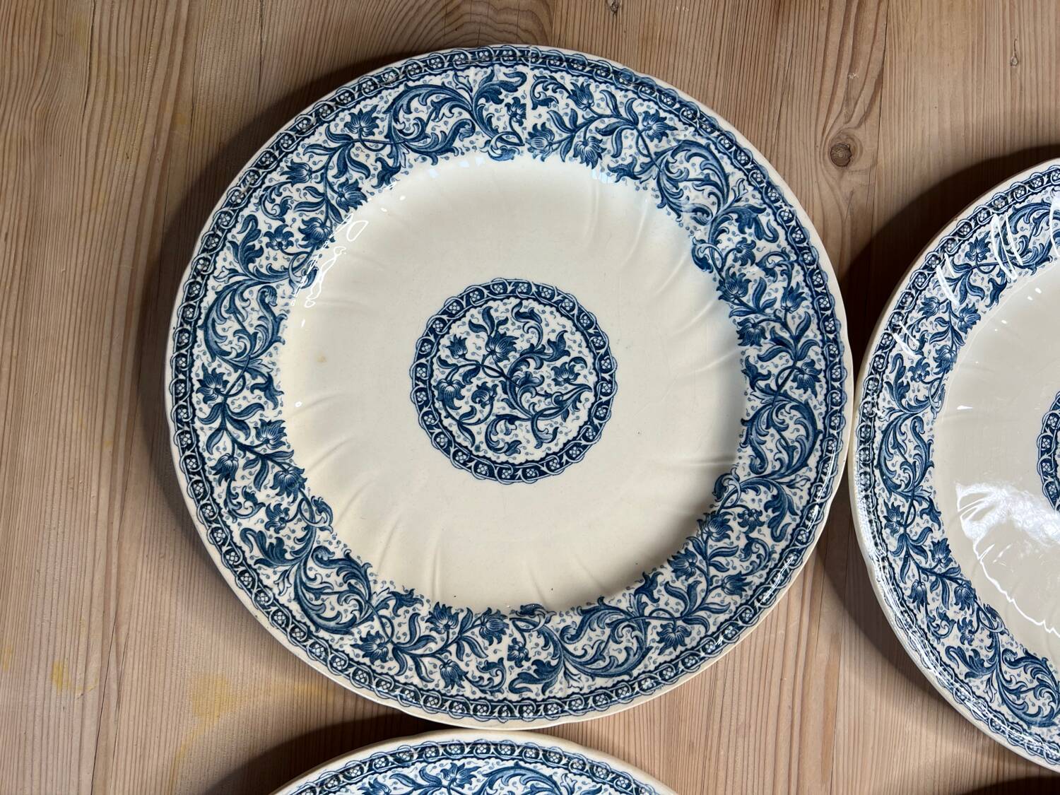6 flat plates Gien garlands, 1937