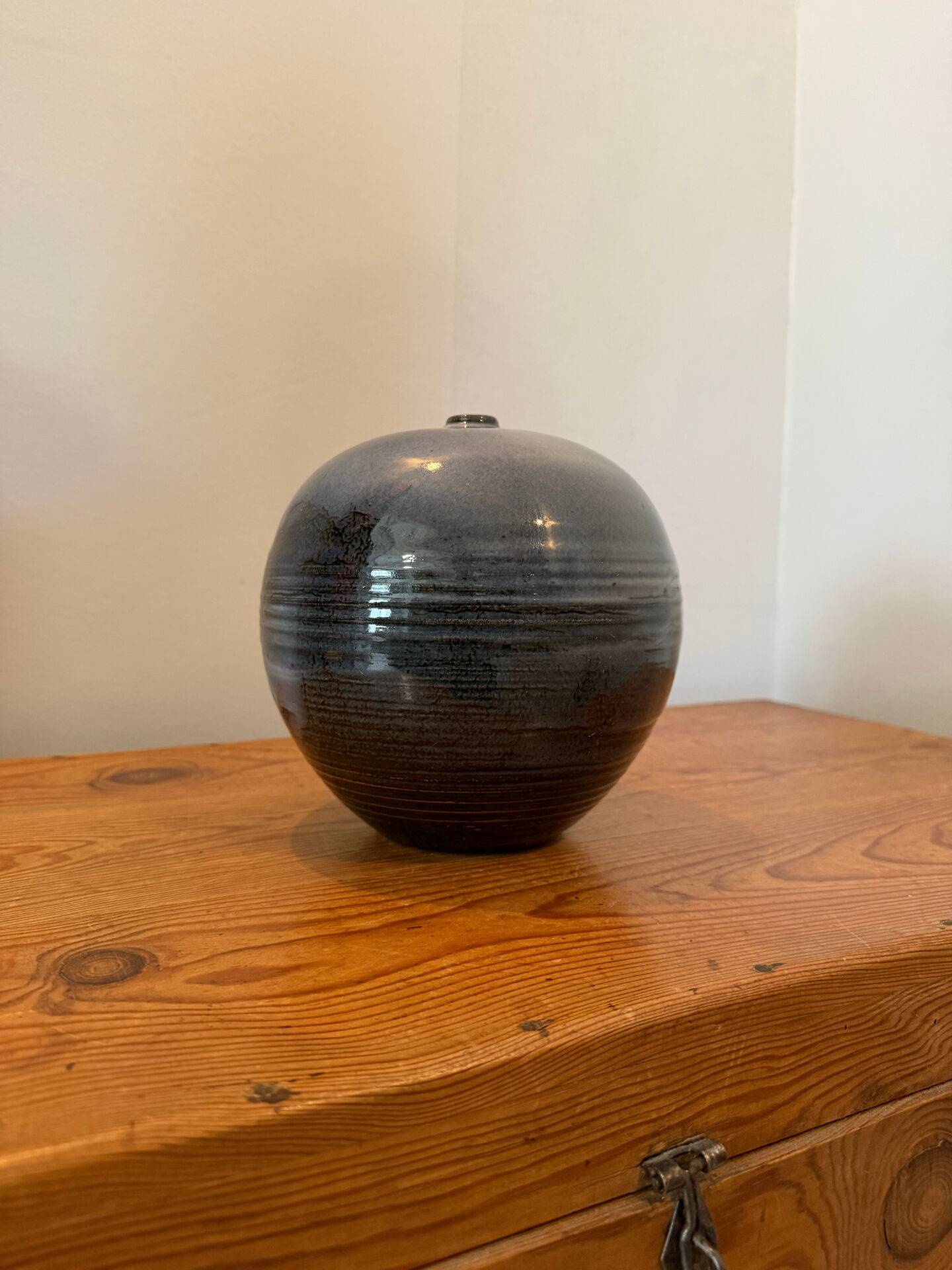 Vase boule signé en grès émaillée dans le goût de Antonio Lampecco