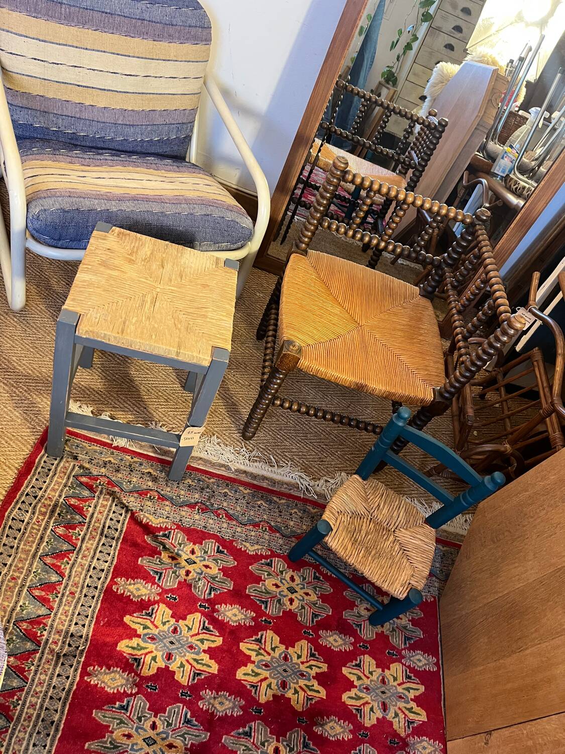 Corner chair in turned wood and straw
