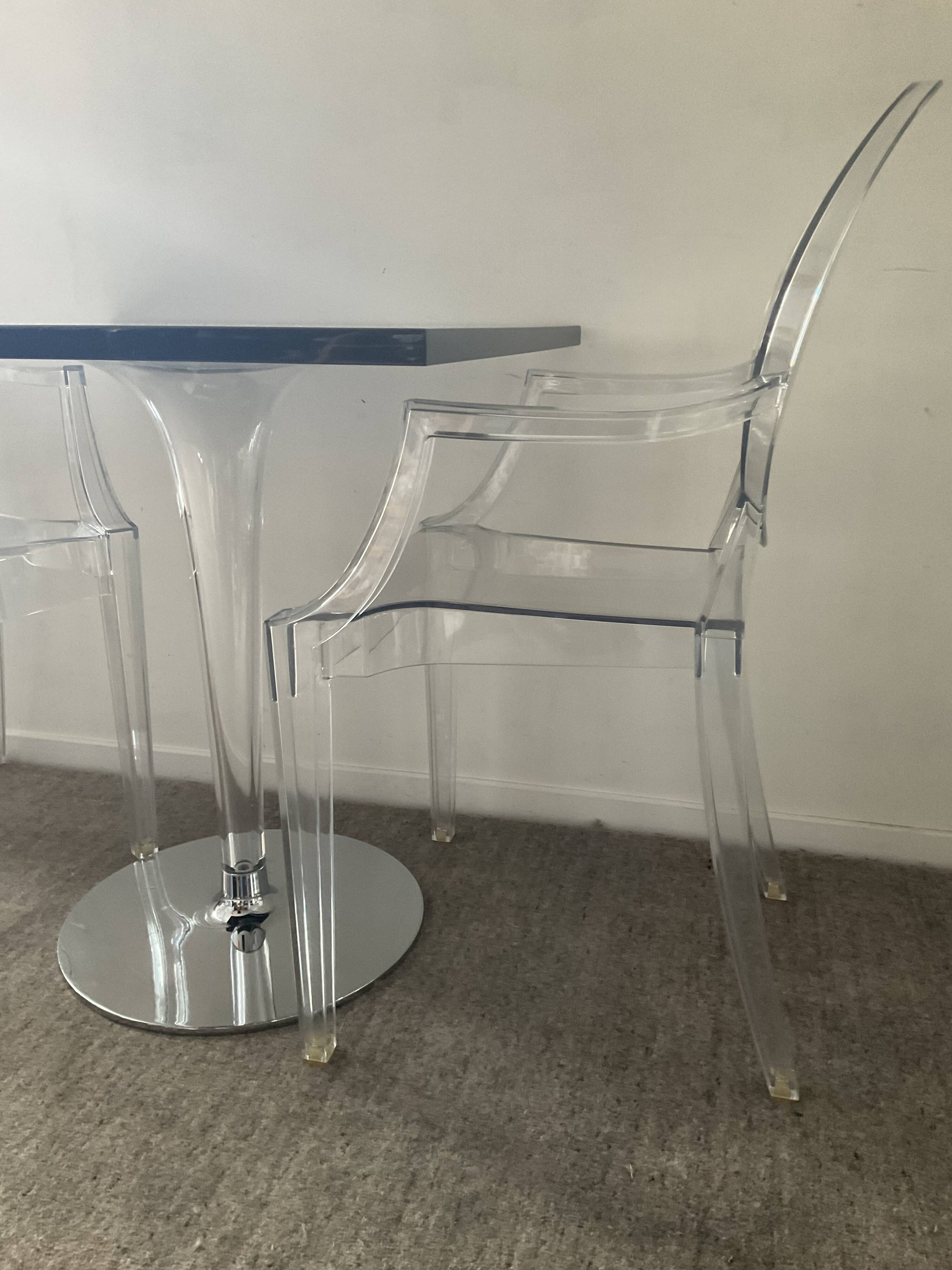 Ensemble Philippe Starck Kartell table à manger Top Top et 2 fauteuils Louis Ghost