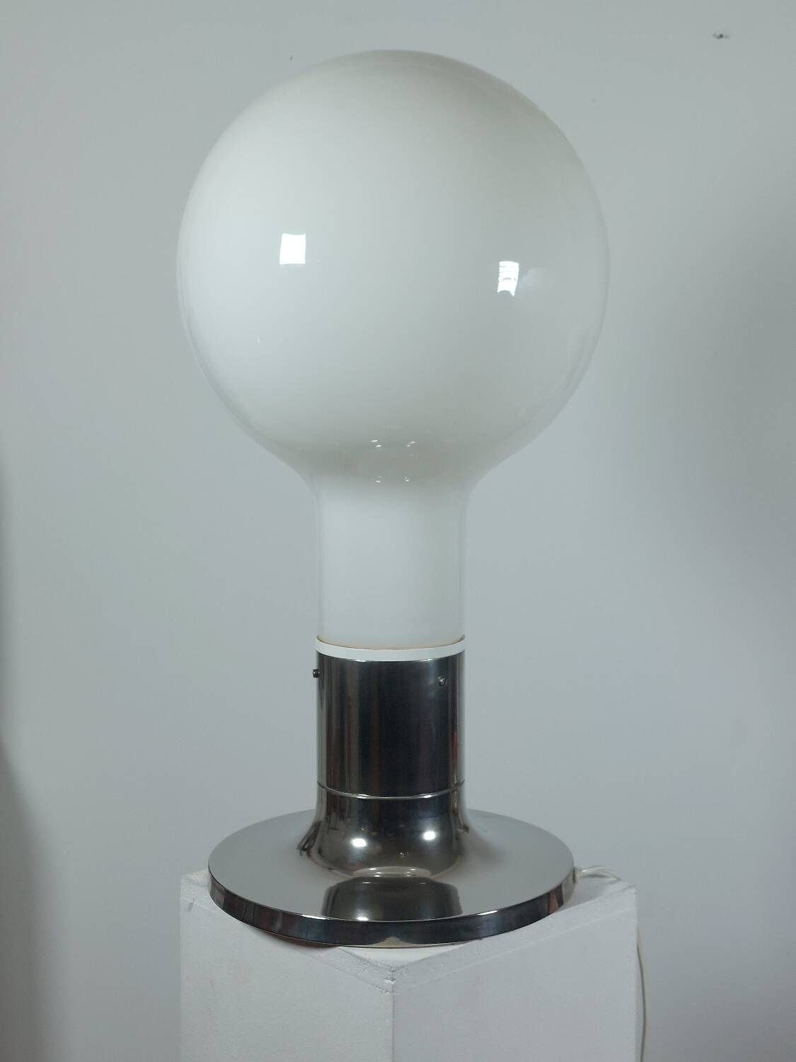 Lampadaire vintage style spatial, ampoule Temde, verre opale chromé.