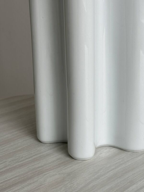 Vase en porcelaine blanche