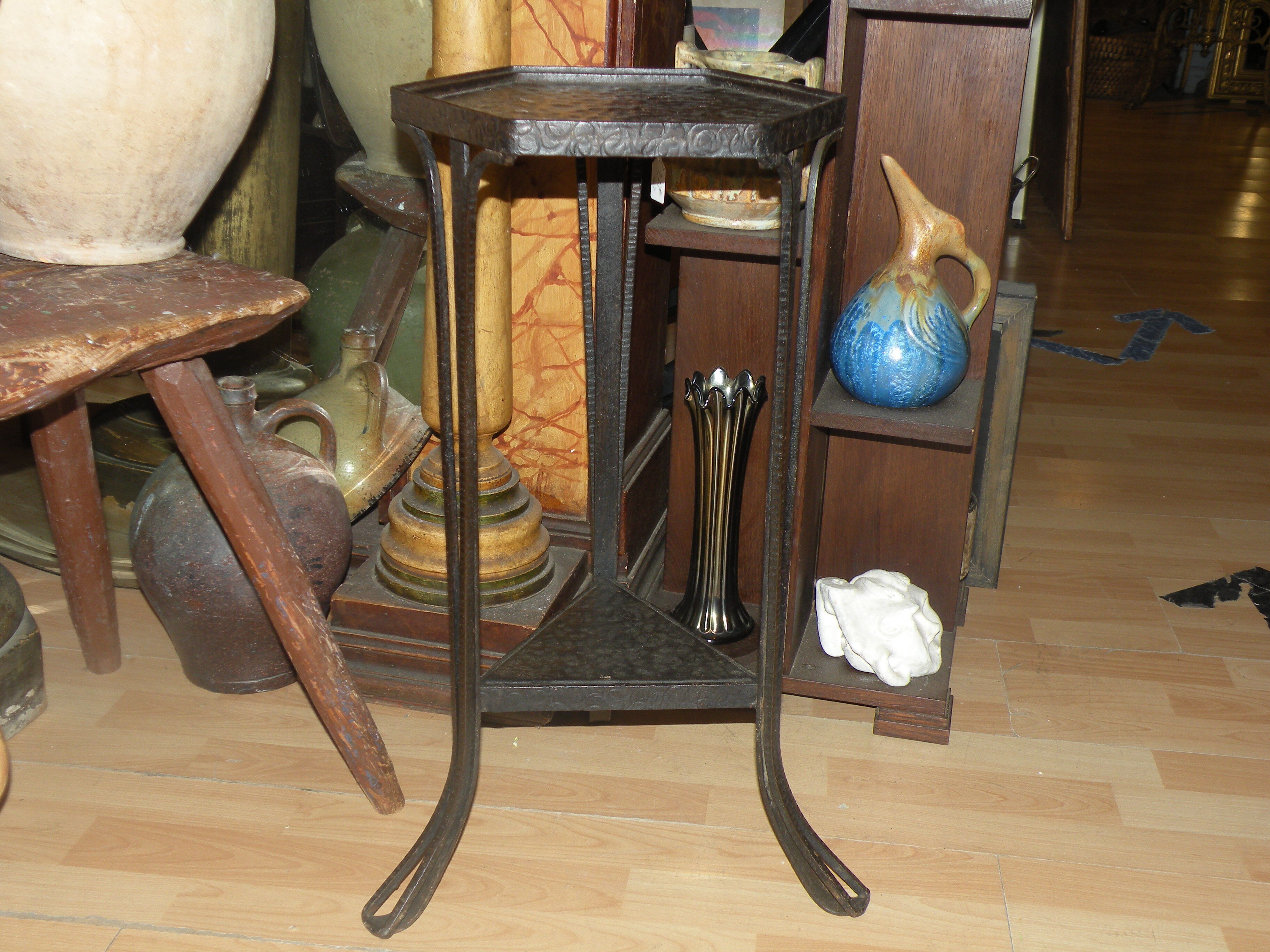 Sellette art déco époque 1920 1930 en fer martelé