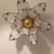 Applique fleur de lotus en verre cerclée laiton doré