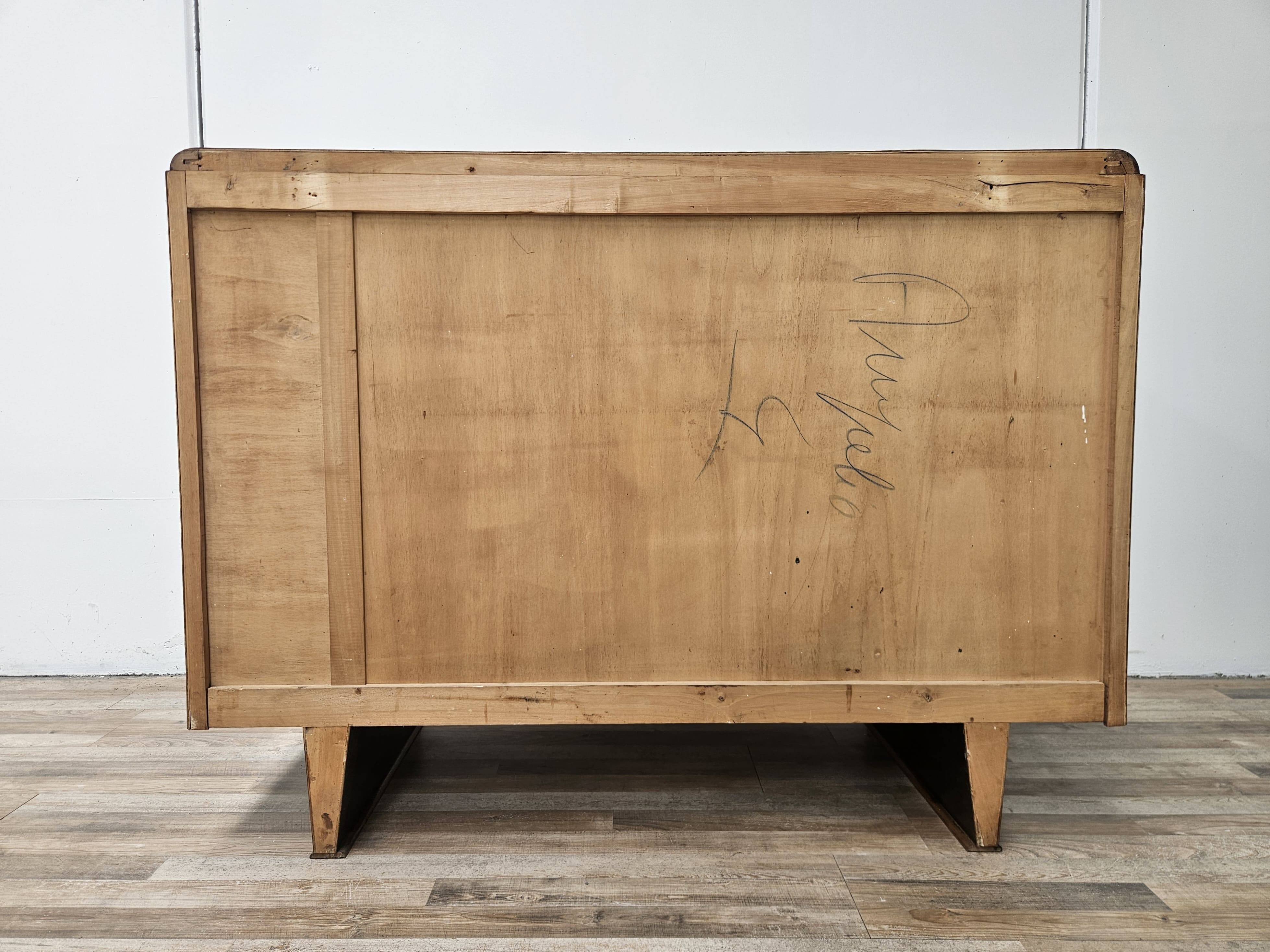 Commode Art Déco toscane des années 1940 en noyer raciné.