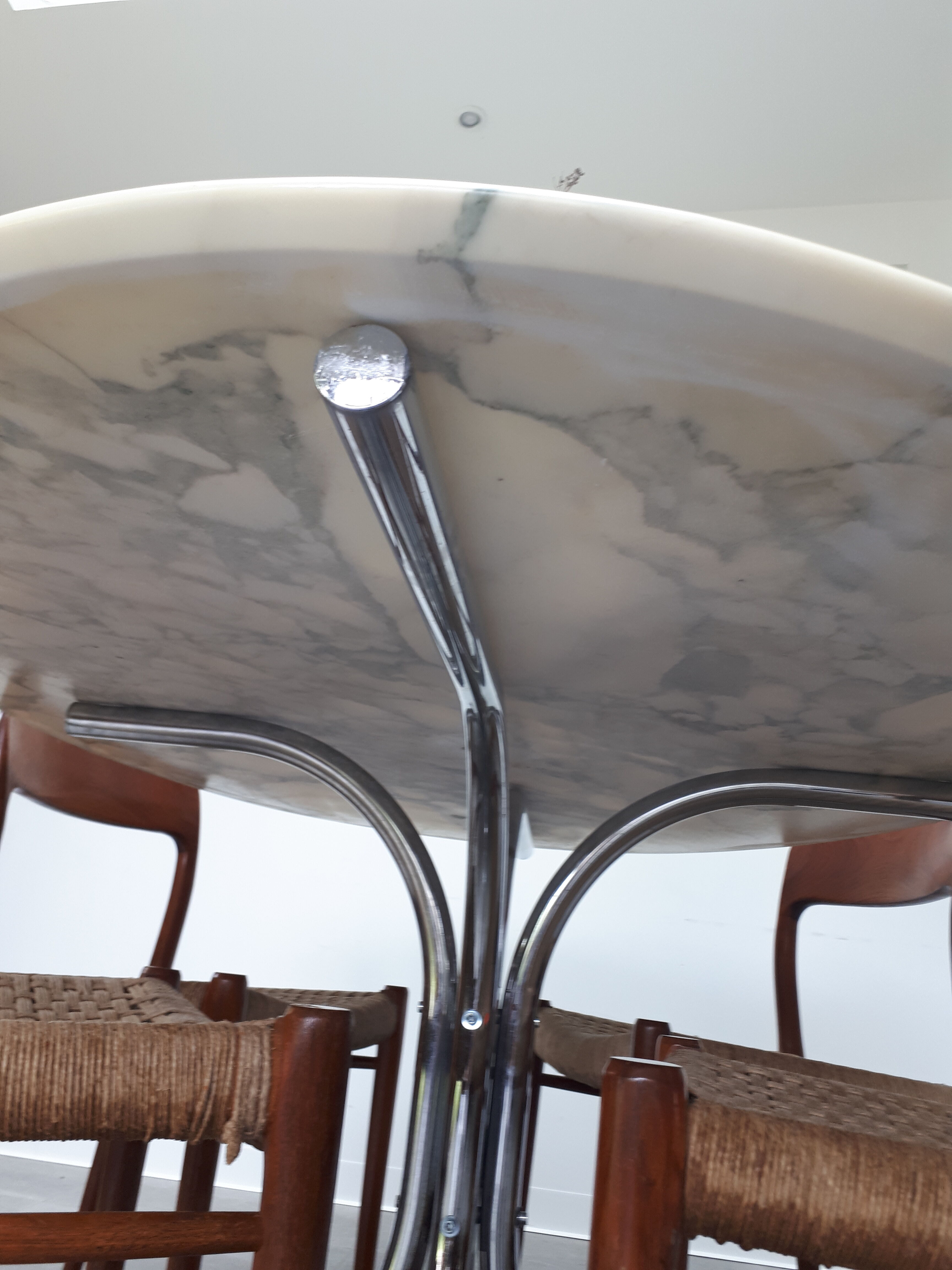 Marble table of the 70s at Roche Bobois