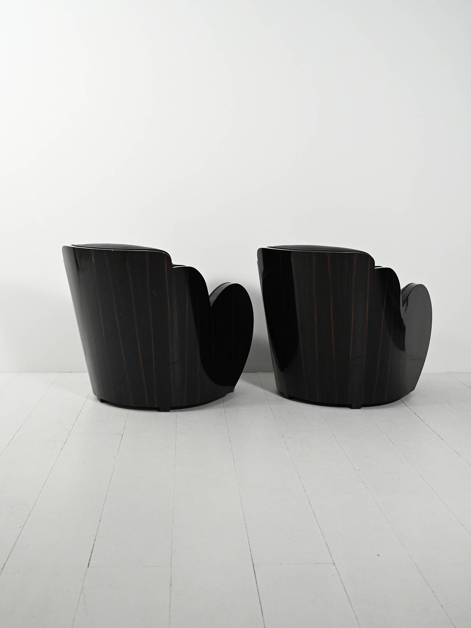 Une paire de fauteuils de style Art Déco scandinave.