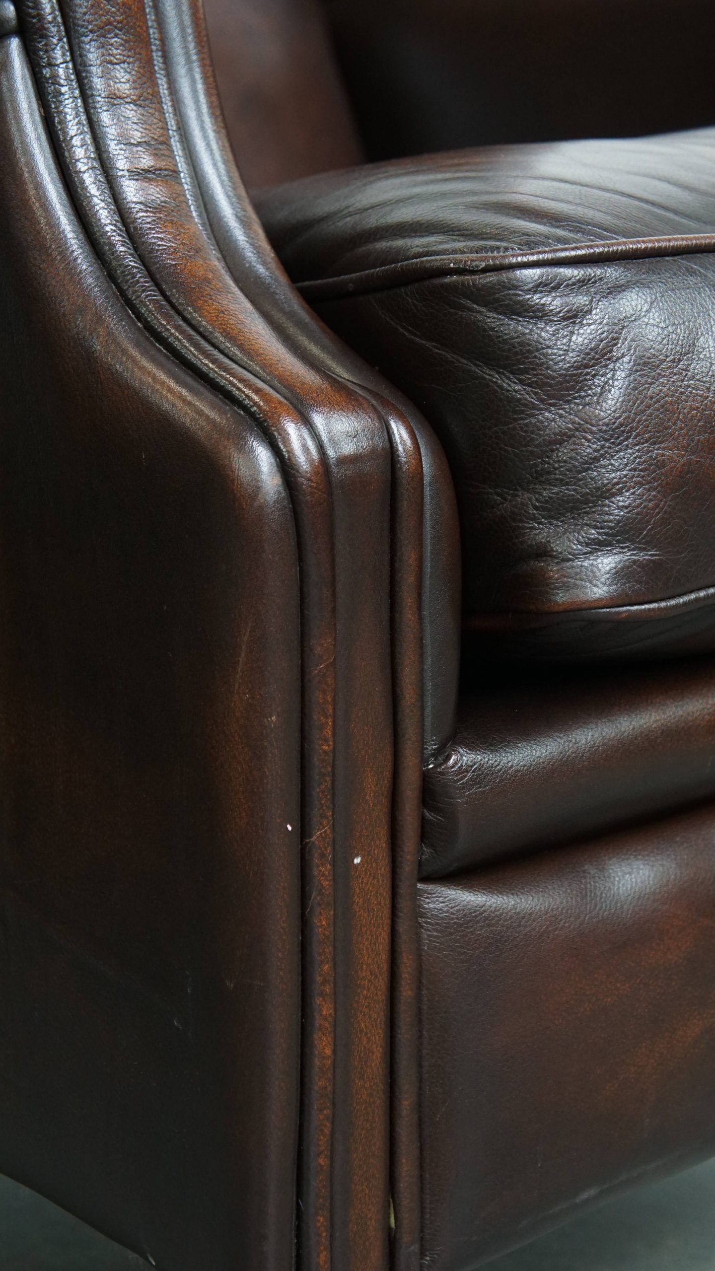 Comfortable and very beautiful set of 2 cow leather wingback armchairs in English style