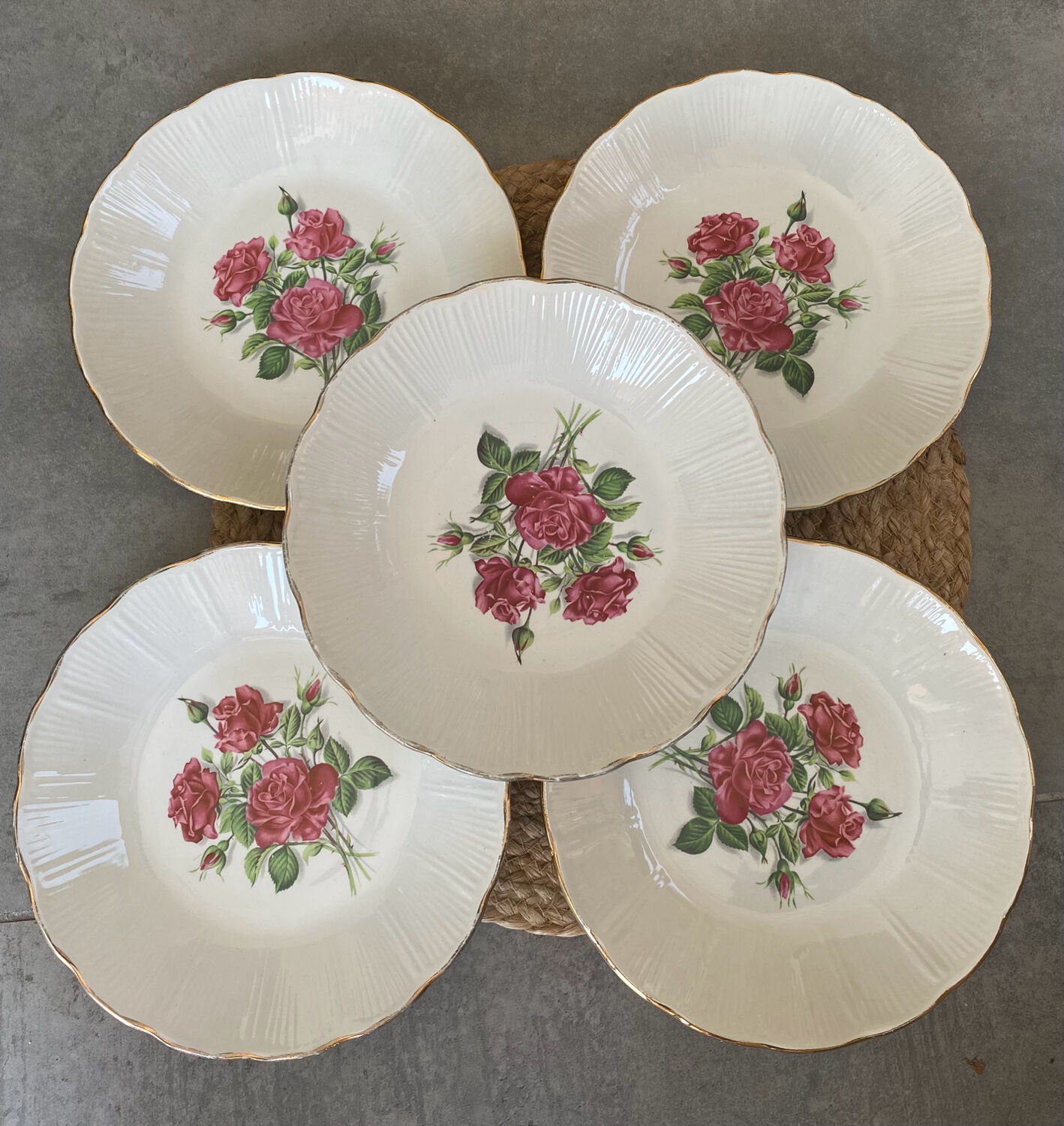 5 Hollow porcelain plates