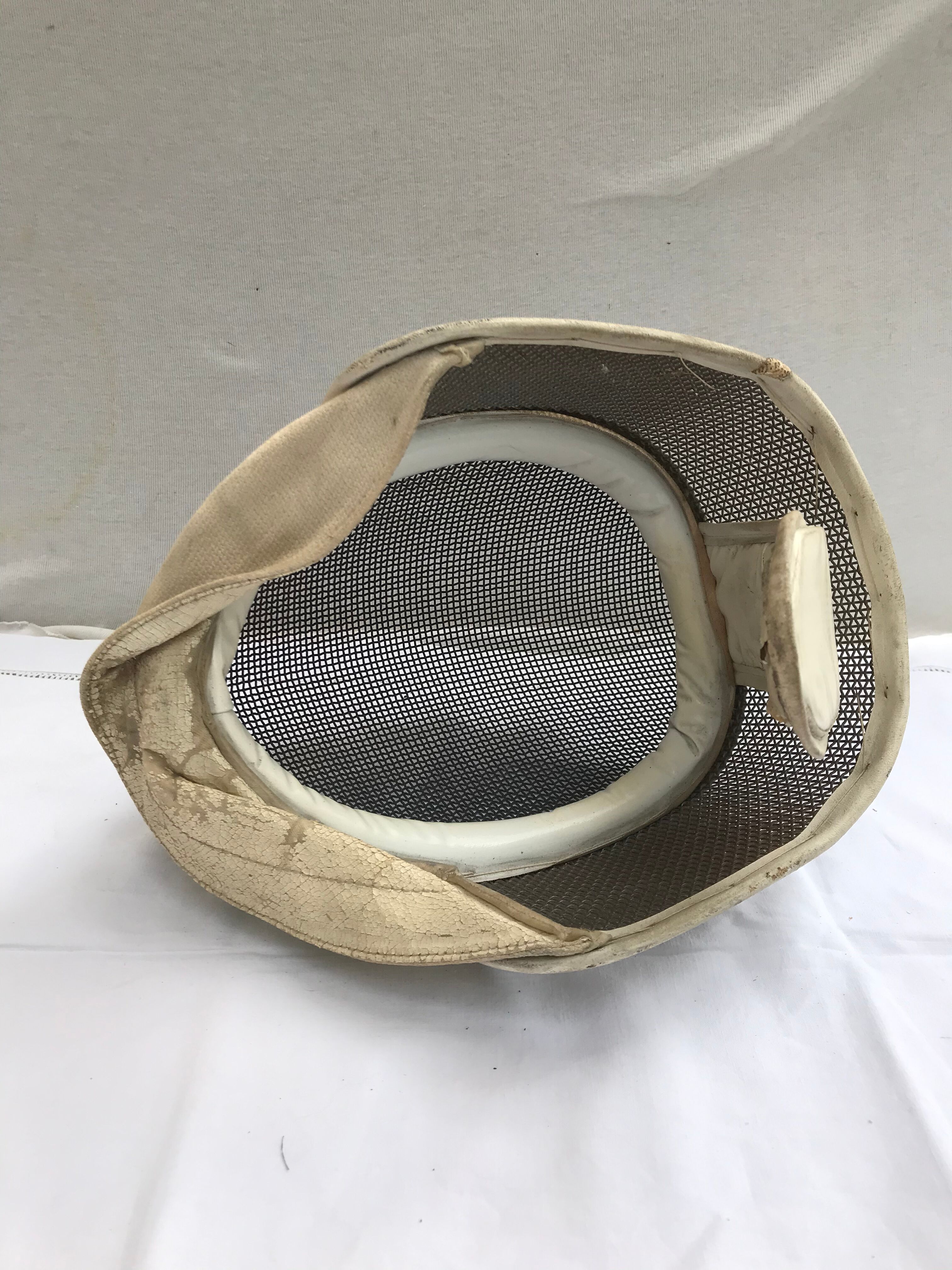 Former pair fencing fencing metal grid, white leather vintage sport