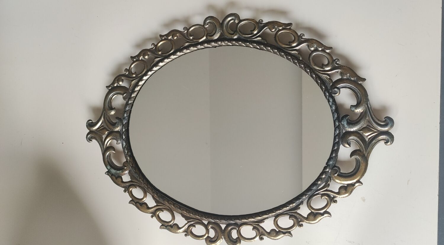 Antique oval mirror in Baroque/Rococo style. Made of gilded spelter. Dimensions: 42 x 31 cm