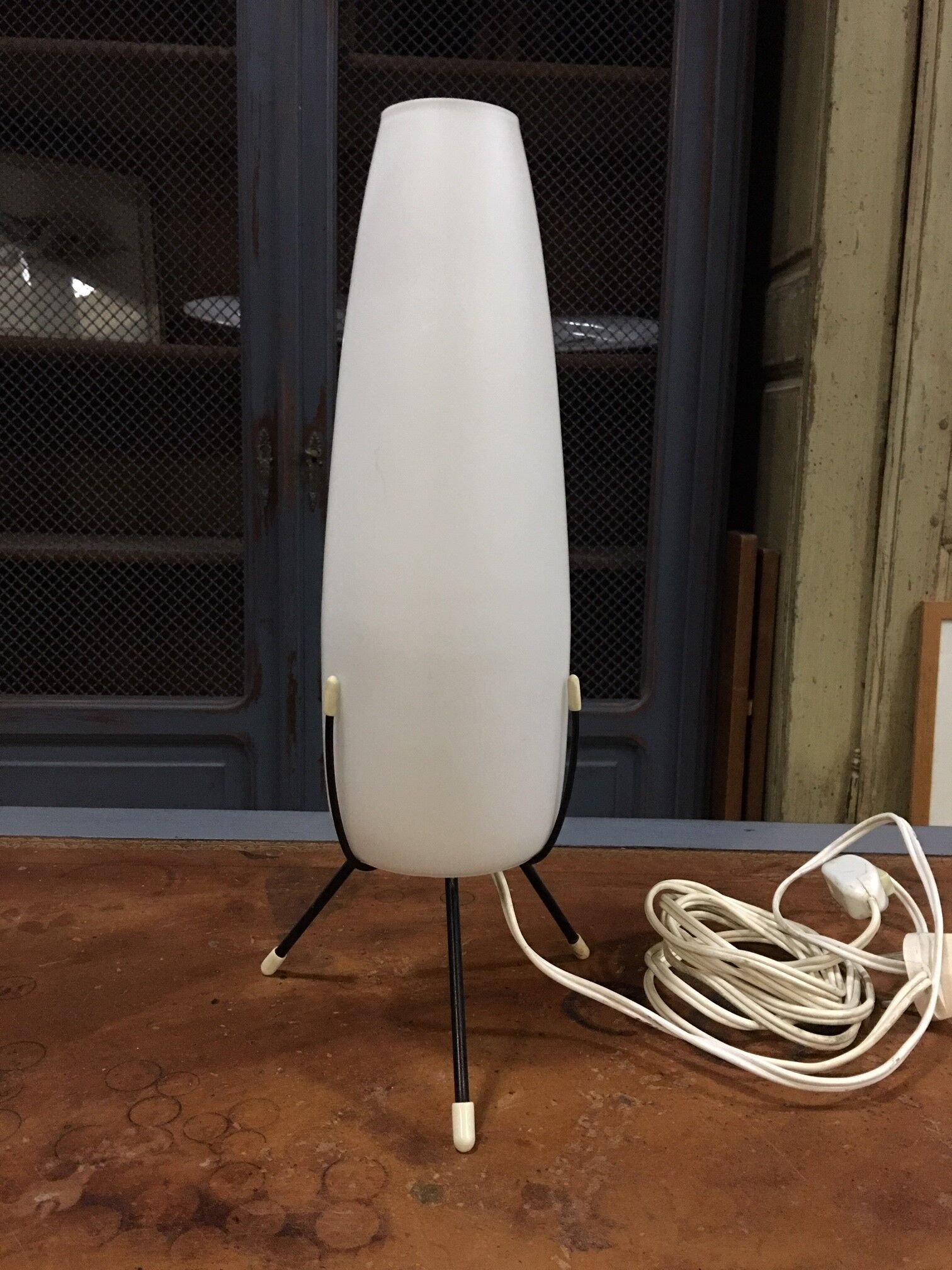 Lampe tripode opaline de Louis Kalff pour Philips 1960