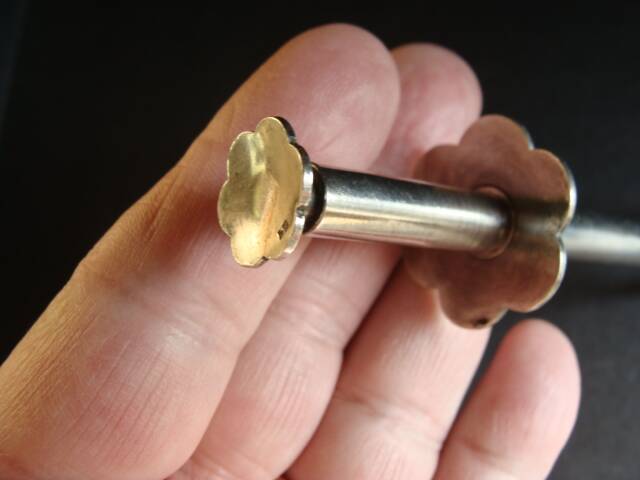 True sugar tongs The Crab