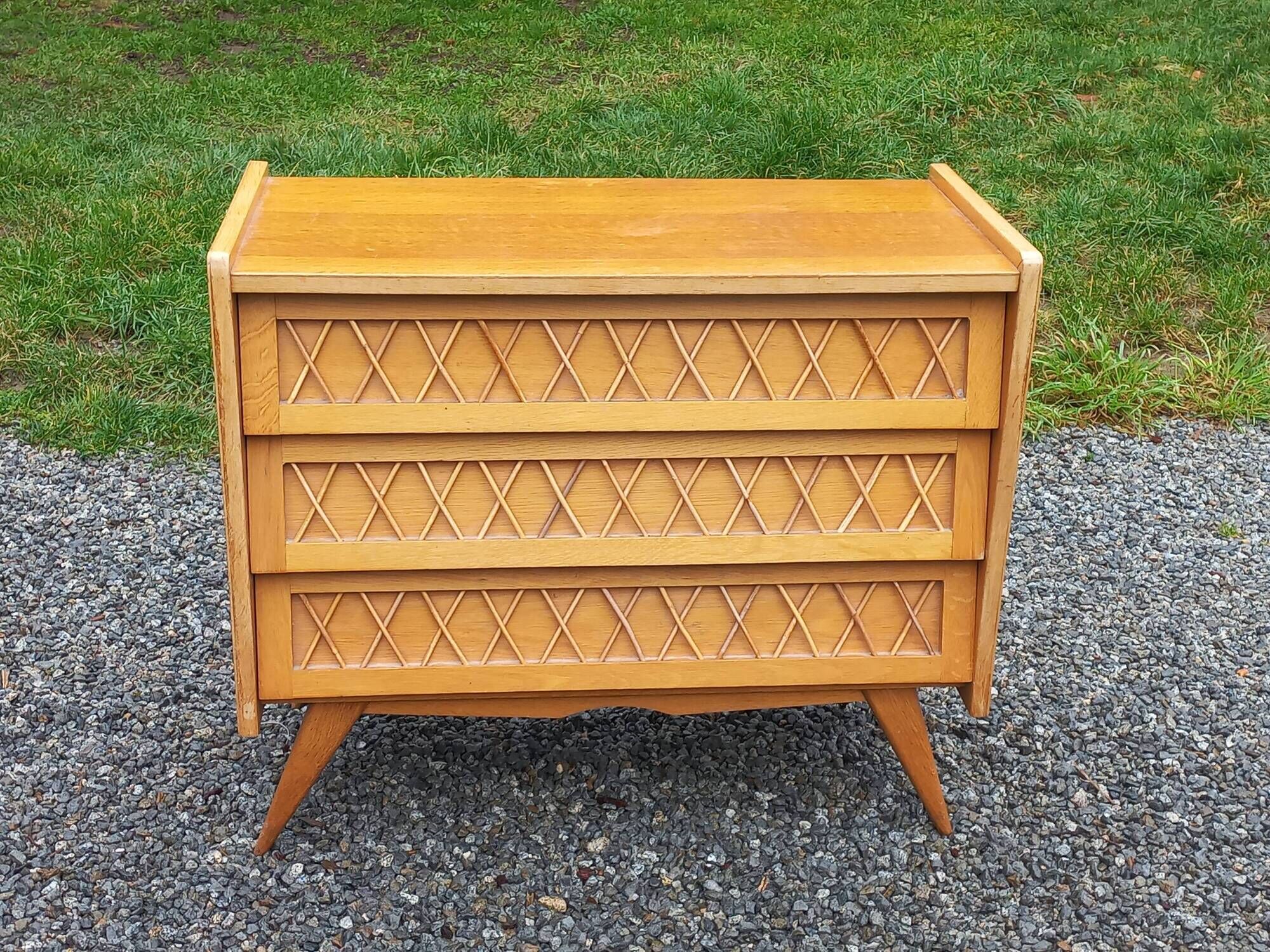 Vintage chest of drawers in light oak and rattan with tapered legs, 3 drawers from the 1950s.