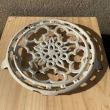 Old trivet in enameled cast iron round format white vintage tableware