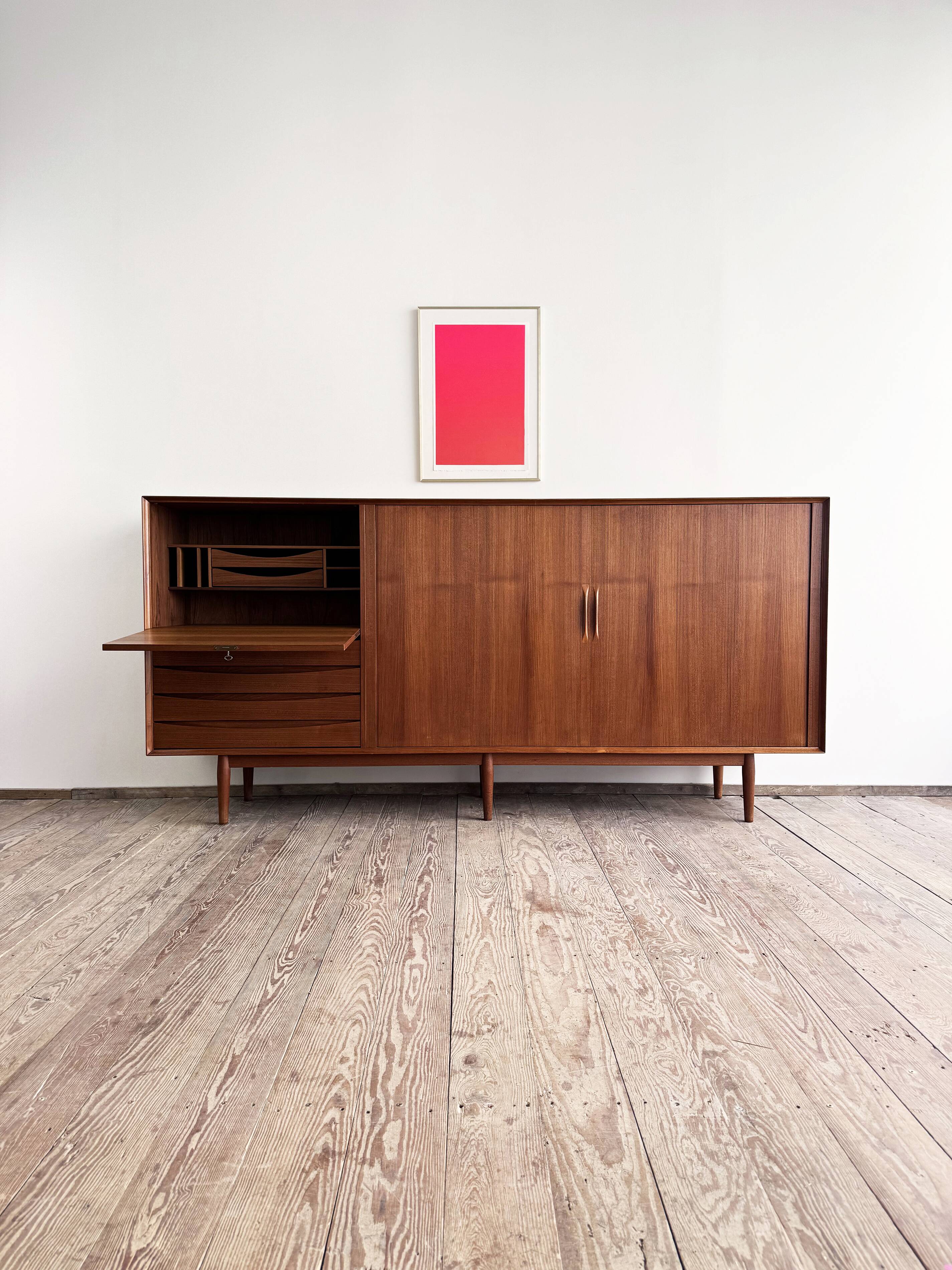 Grand Buffet Mid-Century Moderne en Teck avec Portes Tambour par Arne Vodder pour Sibast, Danemark