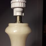 Pied de lampe en onyx joliment sculpté, avec 3 bagues en laiton