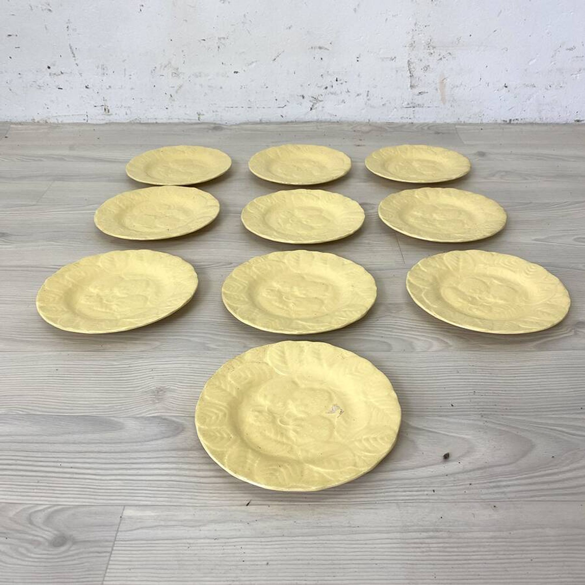 Ensemble de 10 petites assiettes Genevieve Lethu