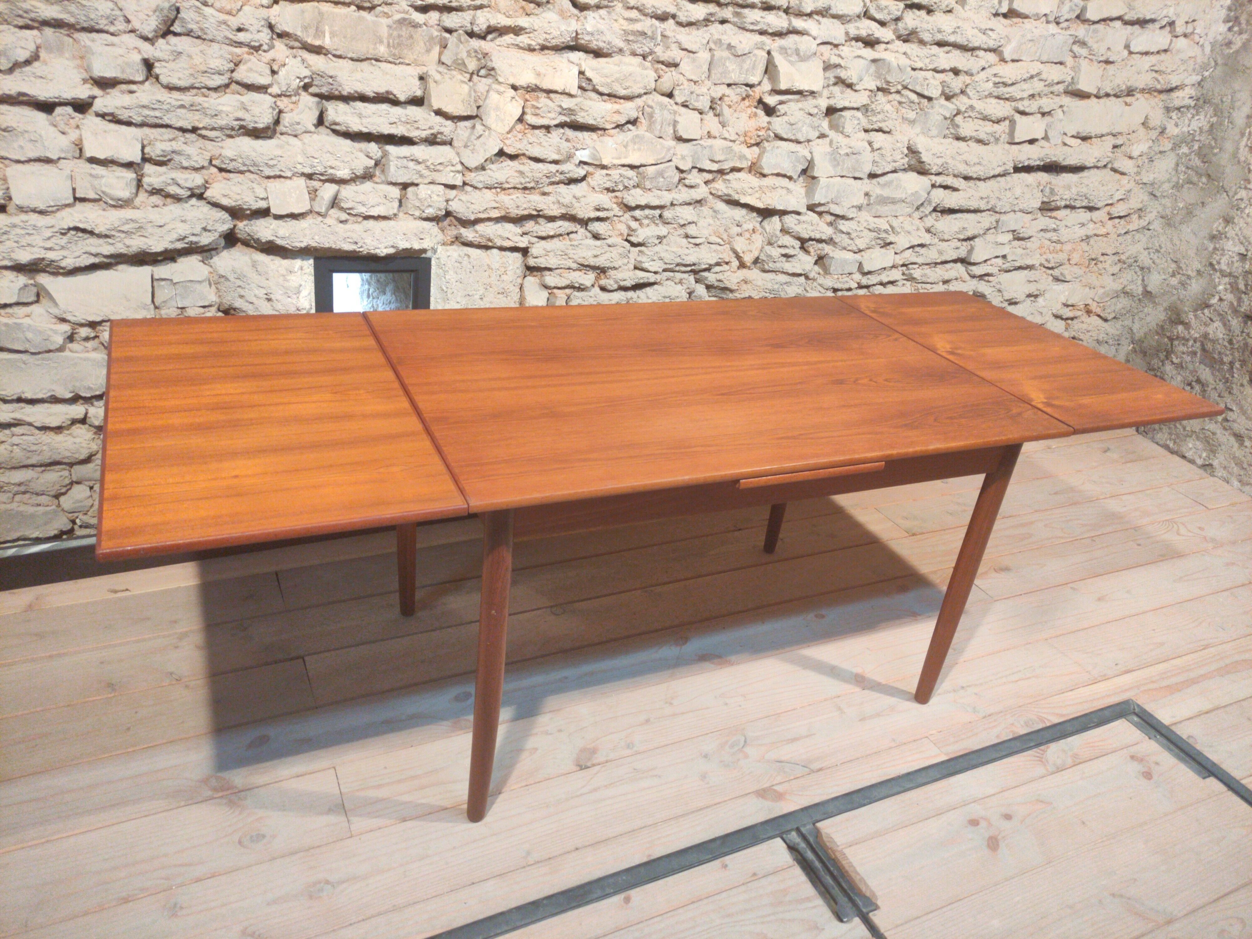 Table vintage scandinave en teck avec deux rallonges