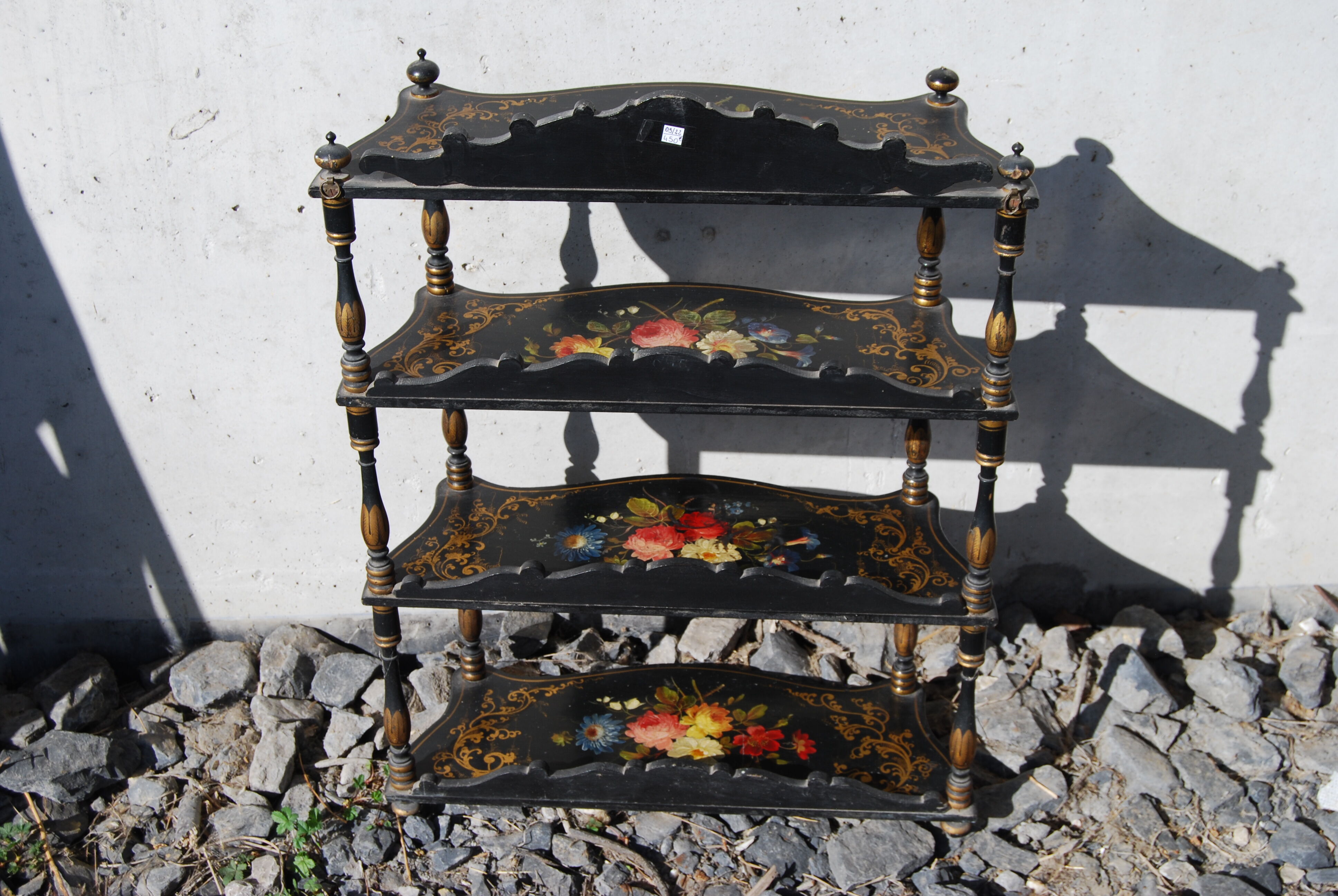 Étagère murale Napoléon III en bois noirci à décor de fleurs.