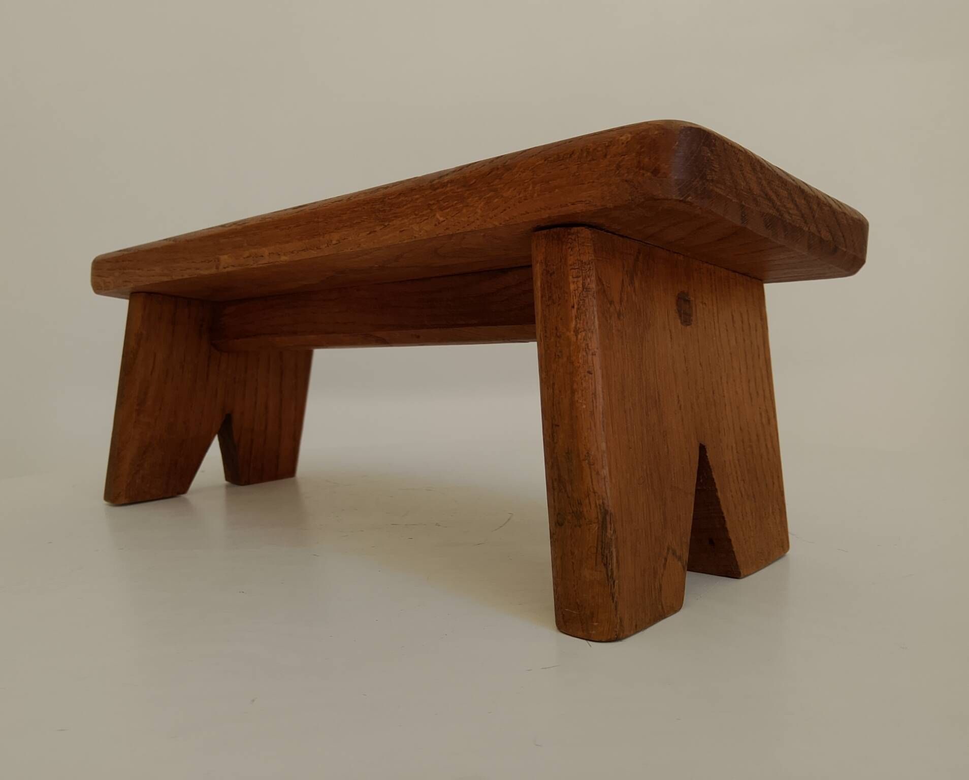 Tabouret petit banc brutaliste années 60 en chêne massif