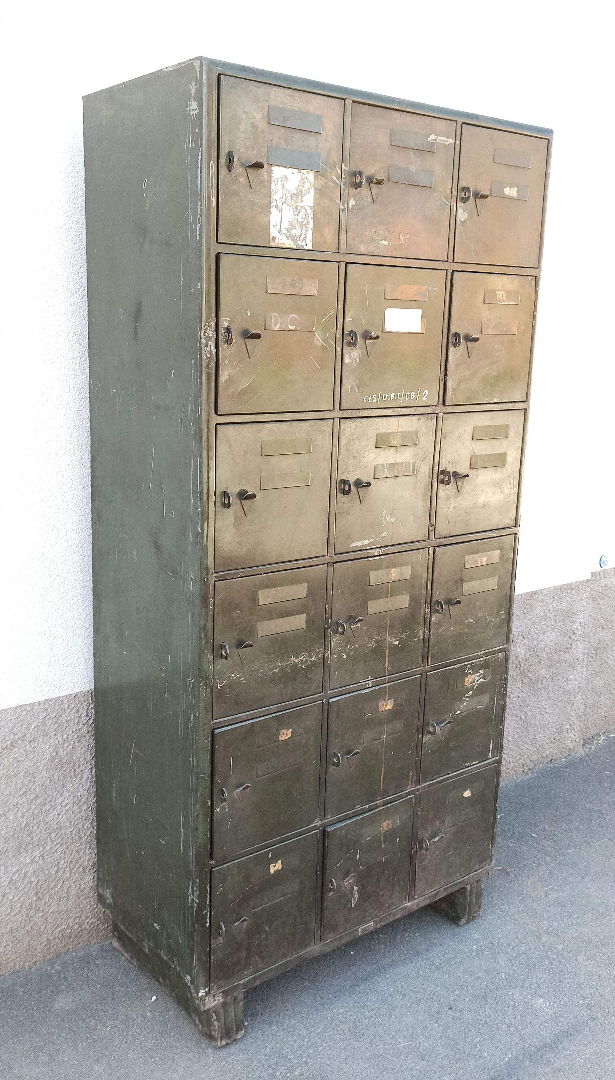 Antique metal cabinet - 18 lockers