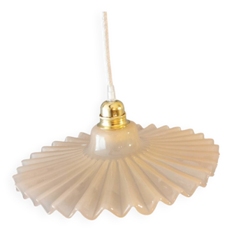 Suspension vintage opaline rose verre moulé plissé