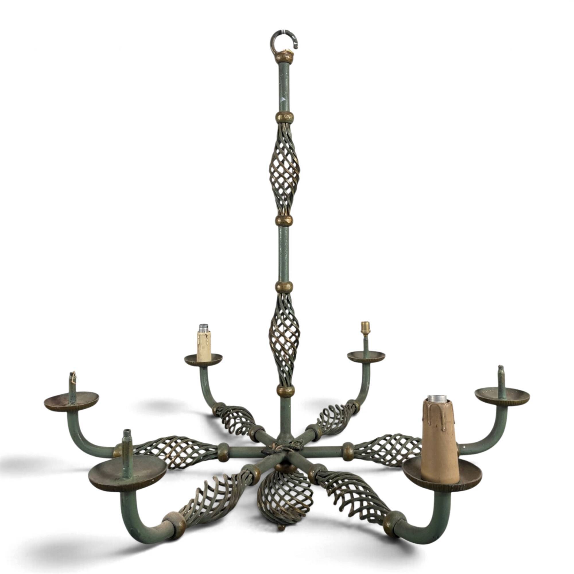 Grand lustre à six bras en fer forgé patiné vert et laiton