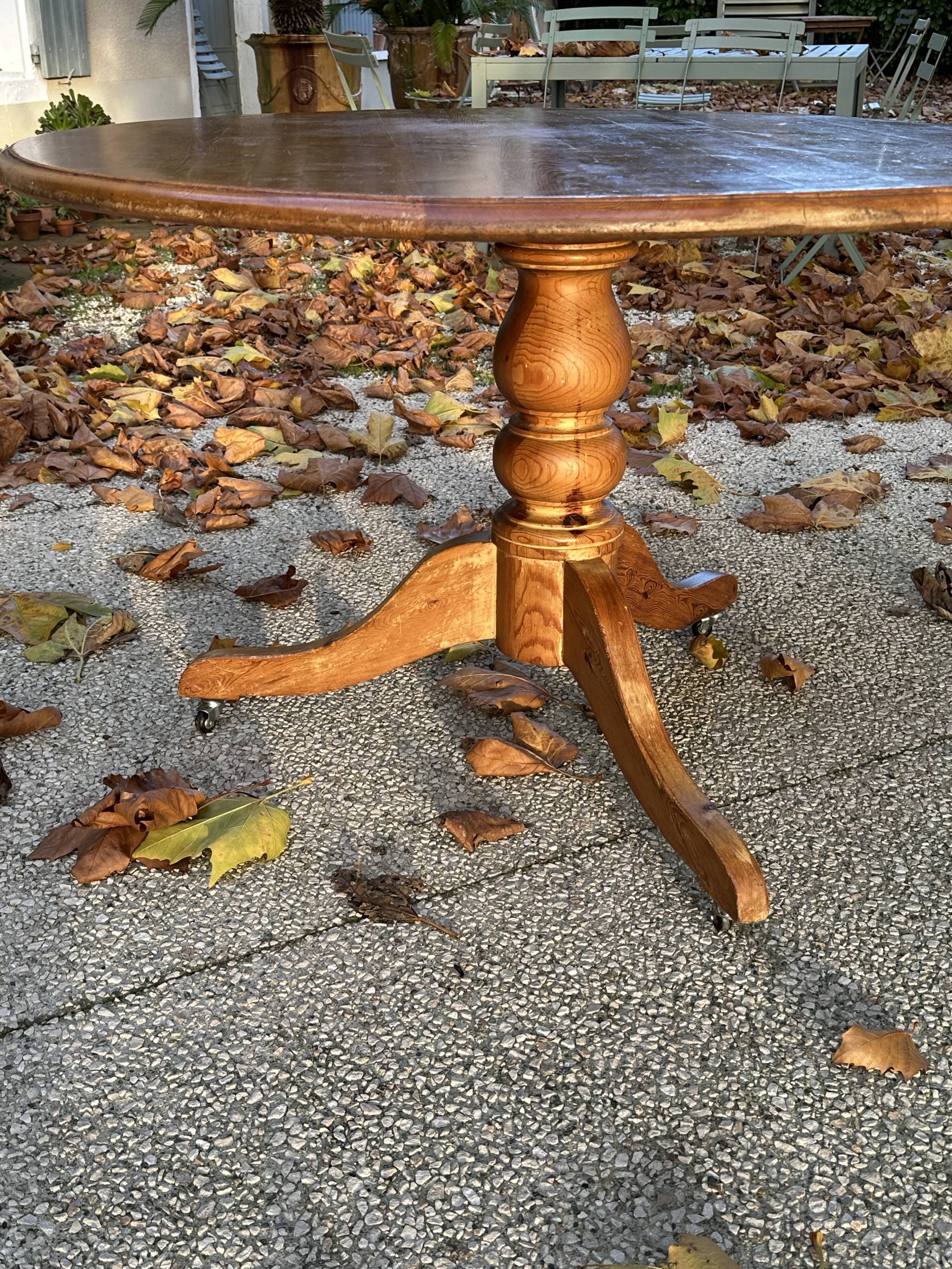 Round pine table with a diameter of 120 cm.