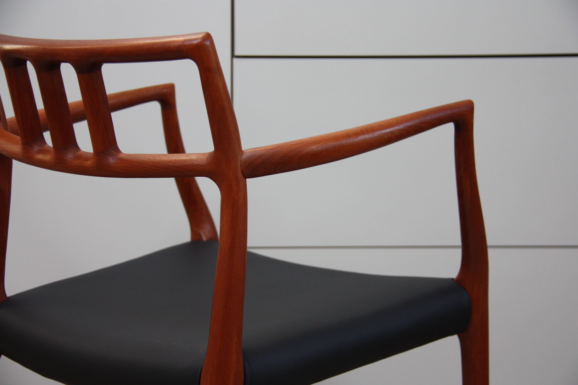 Vintage armchair in teak and black leather - Model 64 - Möller - Denmark '60's