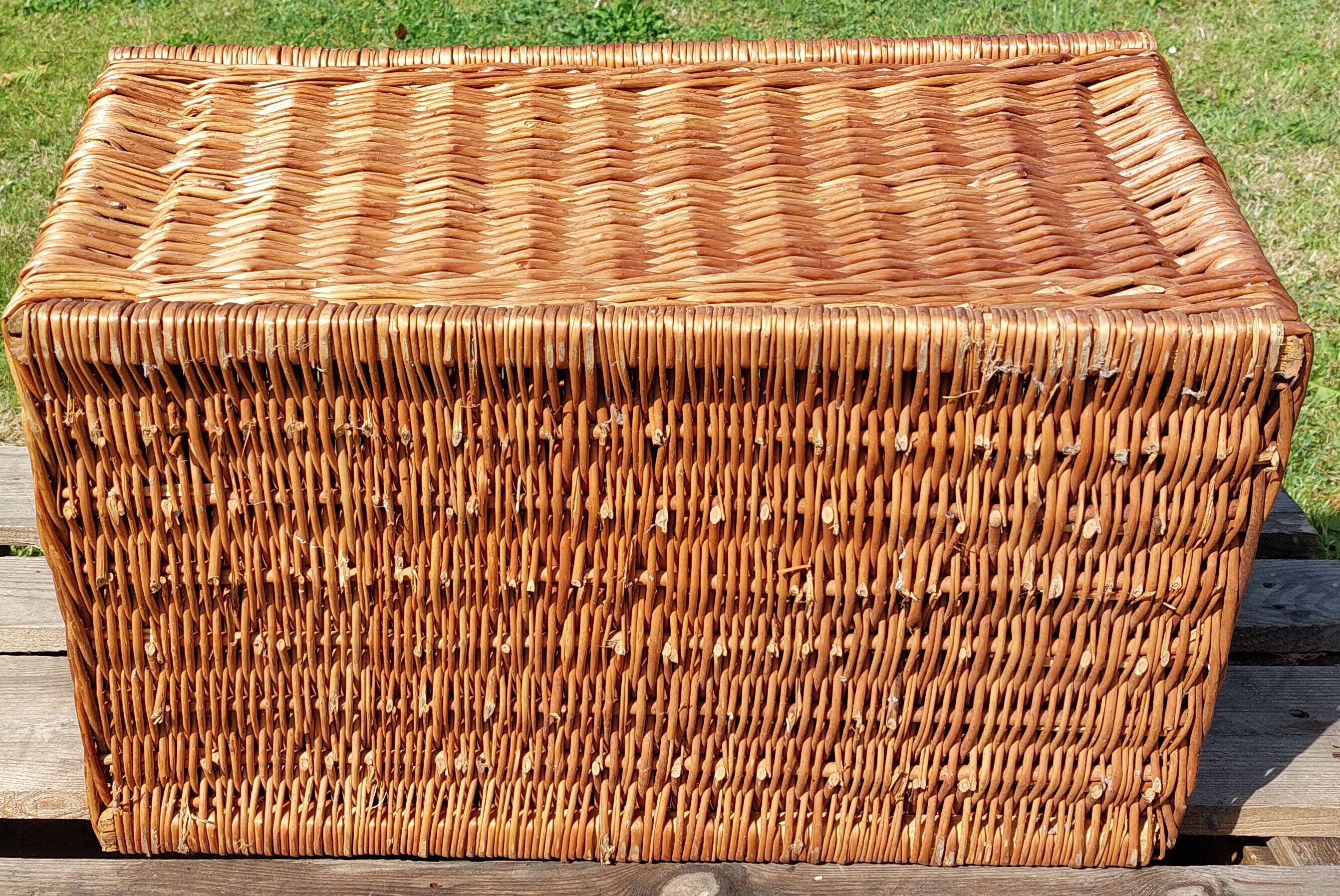 Wicker chest