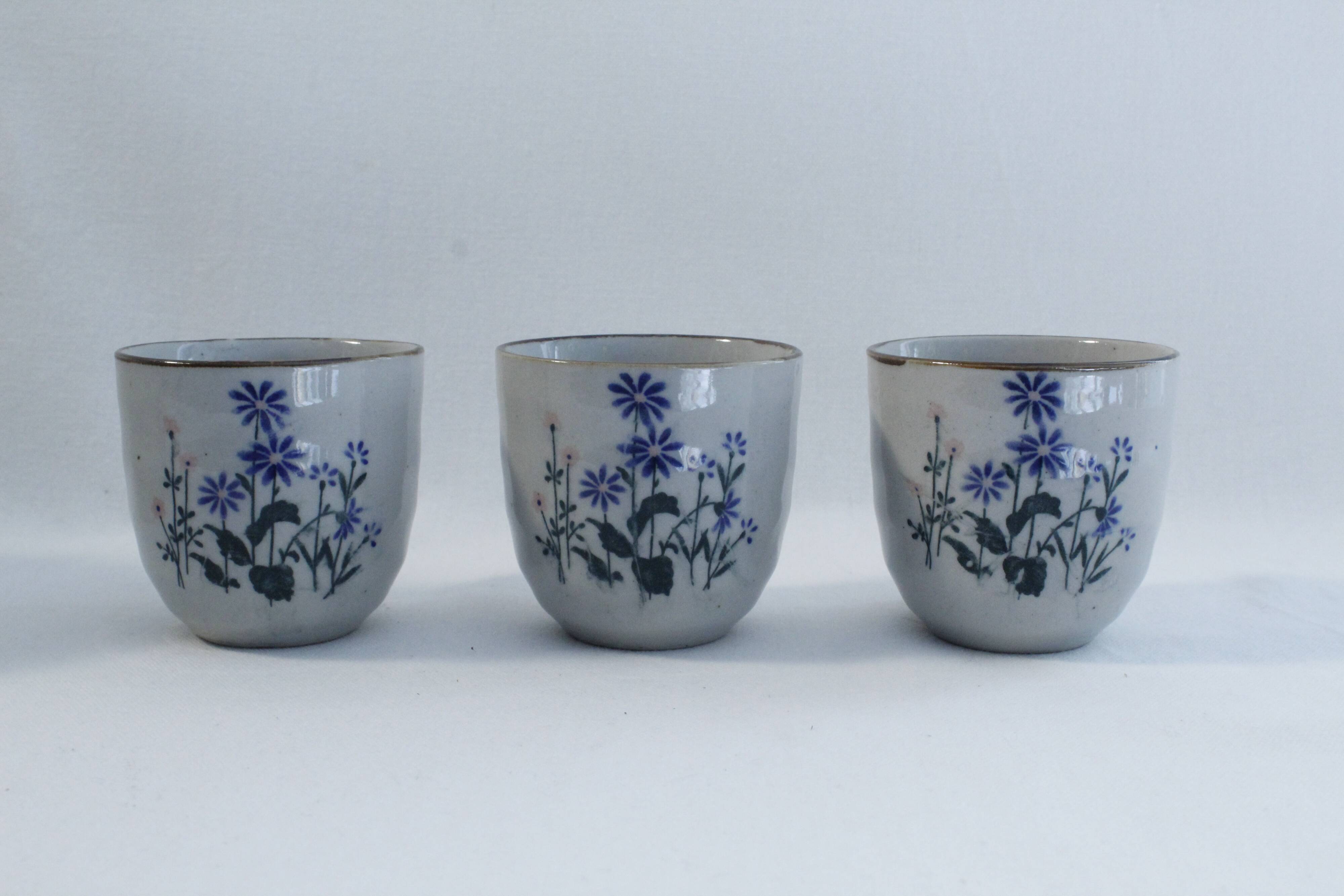 Tea set and 3 cups - floral motifs